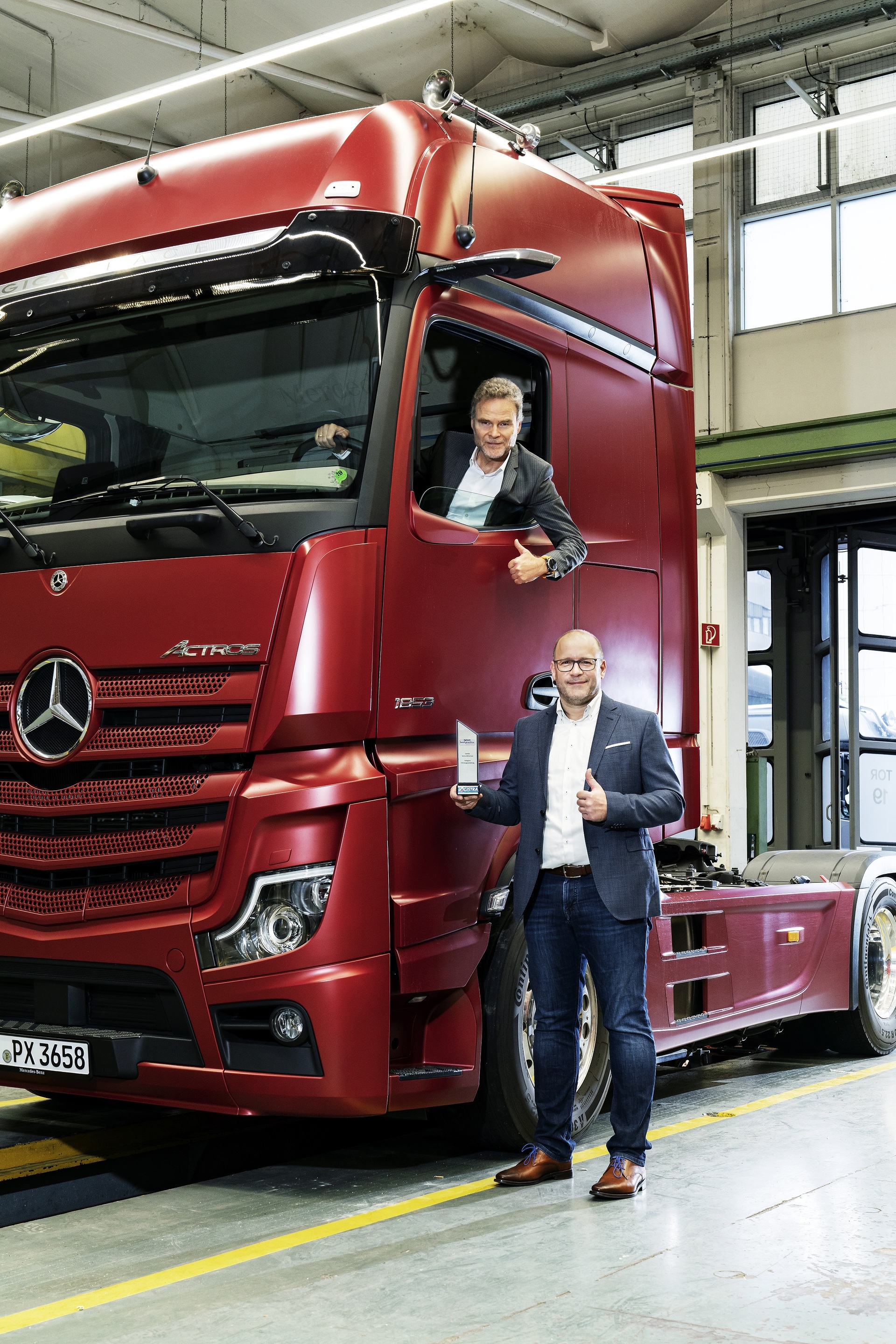 Erneut gewinnt die MirrorCam von Mercedes-Benz Lkw einen Preis. Bei der Leserwahl „best practice: Innovationen“ würdigt das Fachmagazin LOGISTRA technische, unternehmerische und geistige Innovationen in der Intralogistik und der Nutzfahrzeugbranche. Prof. Dr Uwe Baake, Entwicklungschef von Mercedes-Benz Lkw (links im Bild), und Stephan Kramb, Projektleiter für die Entwicklung der MirrorCam, nahmen den Preis entgegen. Weiterer Innovation-Award für die MirrorCam von Mercedes-Benz Lkw