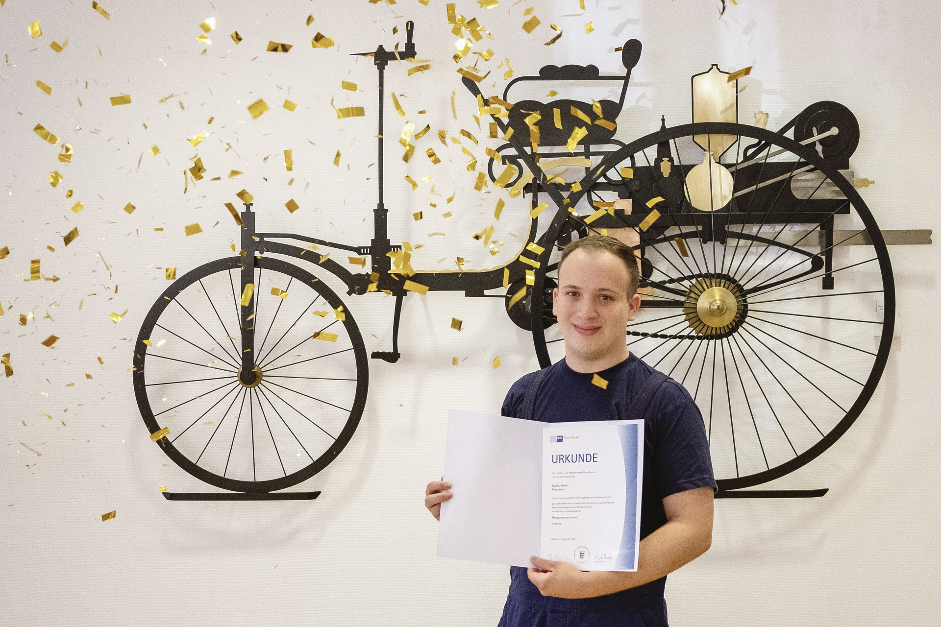 Die Industrie- und Handelskammer (IHK) Rhein-Neckar ehrte Melissa Urbaczka für ihre Leistungen in der Ausbildung zur Fachkraft für Lagerlogistik. Erfolgreiche Ausbildung am Daimler Standort Mannheim: IHK Rhein-Neckar ehrt Prüfungsbeste