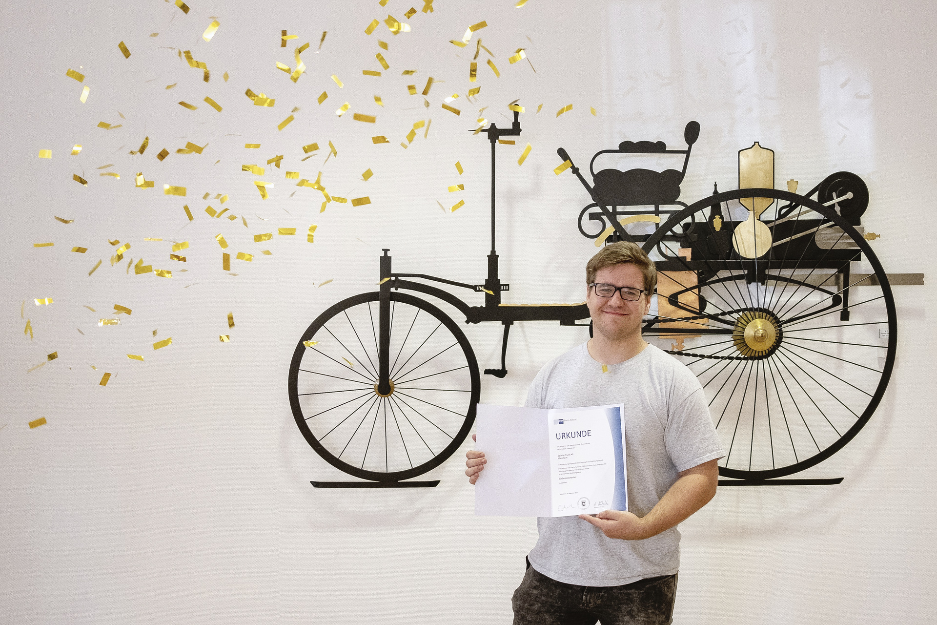 Paul Eisenhard hat sich für den Ausbildungsberuf Technischer Modellbauer (Fachrichtung Gießerei) entschieden und hat die Abschlussprüfung als Prüfungsbester bestanden. Erfolgreiche Ausbildung am Daimler Standort Mannheim: IHK Rhein-Neckar ehrt Prüfungsbeste