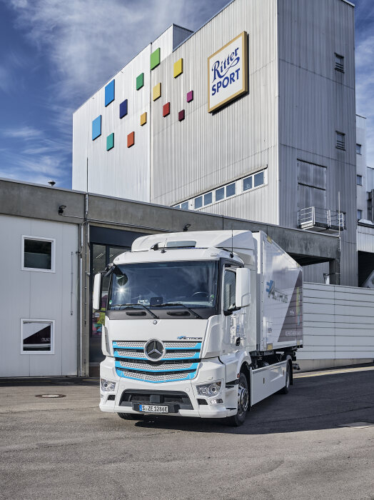 Elektrisch. Praktisch. Gut. – Ritter Sport setzt vollelektrischen Mercedes-Benz eActros für Produktionsversorgung ein