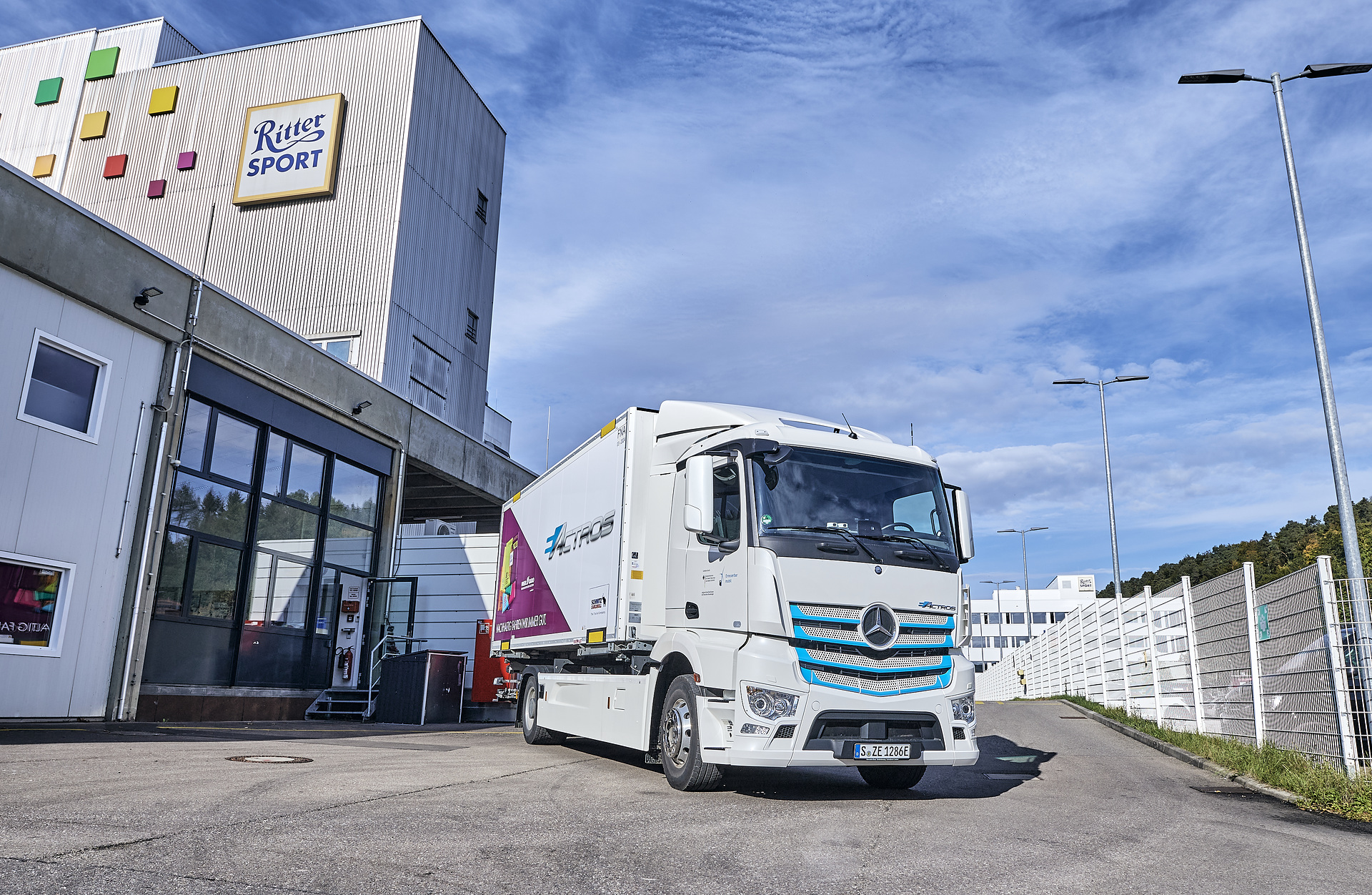 Elektrisch. Praktisch. Gut. – Ritter Sport setzt vollelektrischen Mercedes-Benz eActros für Produktionsversorgung ein Elektrisch. Praktisch. Gut. – Ritter Sport setzt vollelektrischen Mercedes-Benz eActros für Produktionsversorgung ein