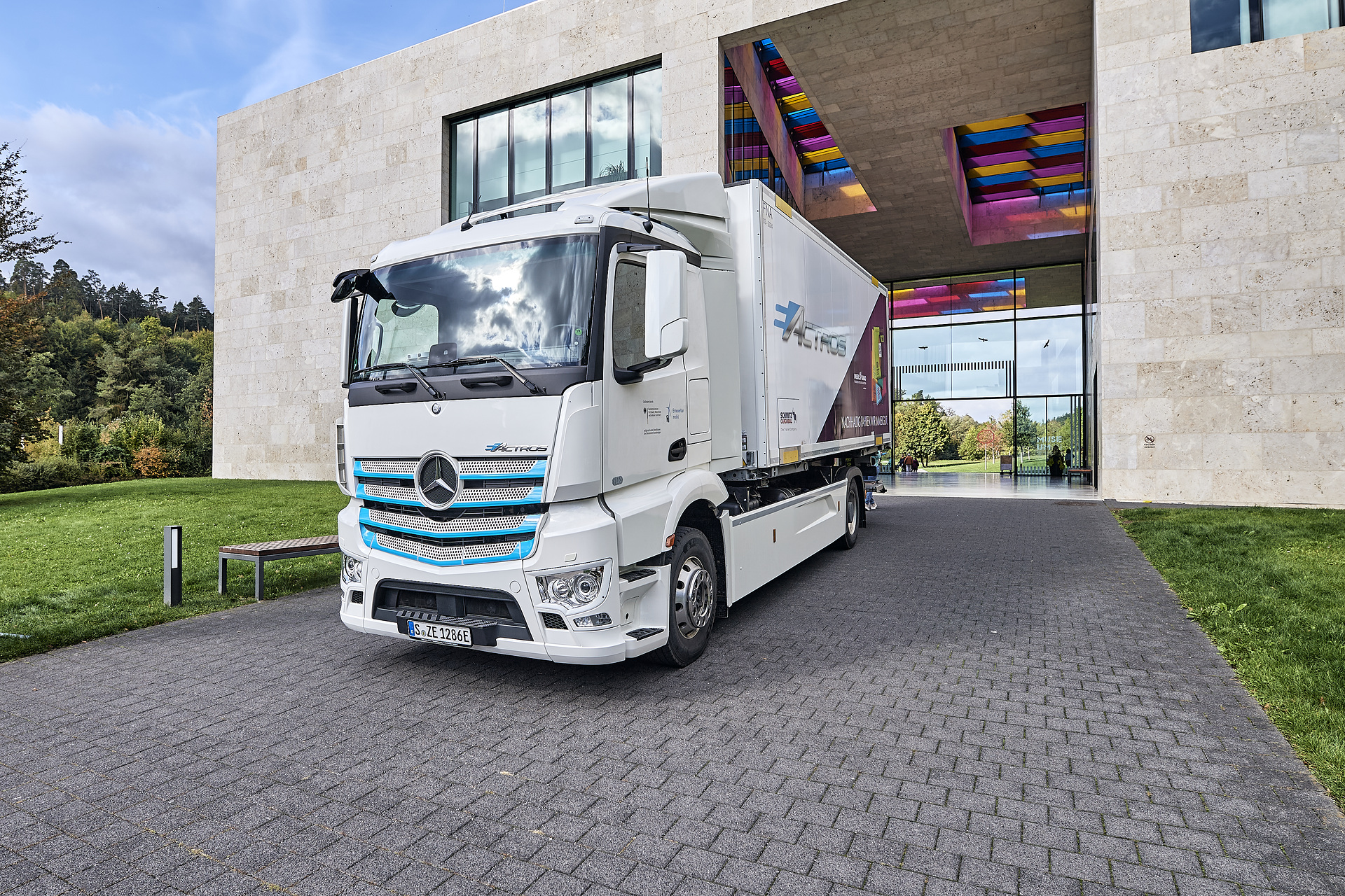 Elektrisch. Praktisch. Gut. – Ritter Sport setzt vollelektrischen Mercedes-Benz eActros für Produktionsversorgung ein Elektrisch. Praktisch. Gut. – Ritter Sport setzt vollelektrischen Mercedes-Benz eActros für Produktionsversorgung ein