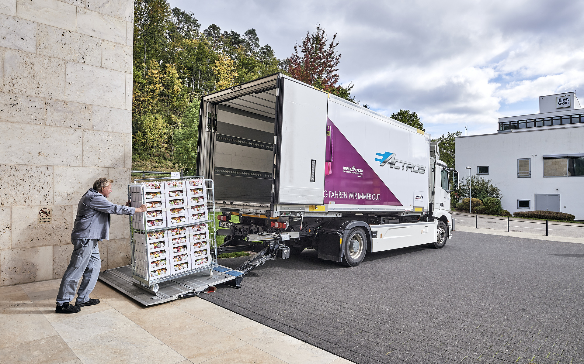 Elektrisch. Praktisch. Gut. – Ritter Sport setzt vollelektrischen Mercedes-Benz eActros für Produktionsversorgung ein