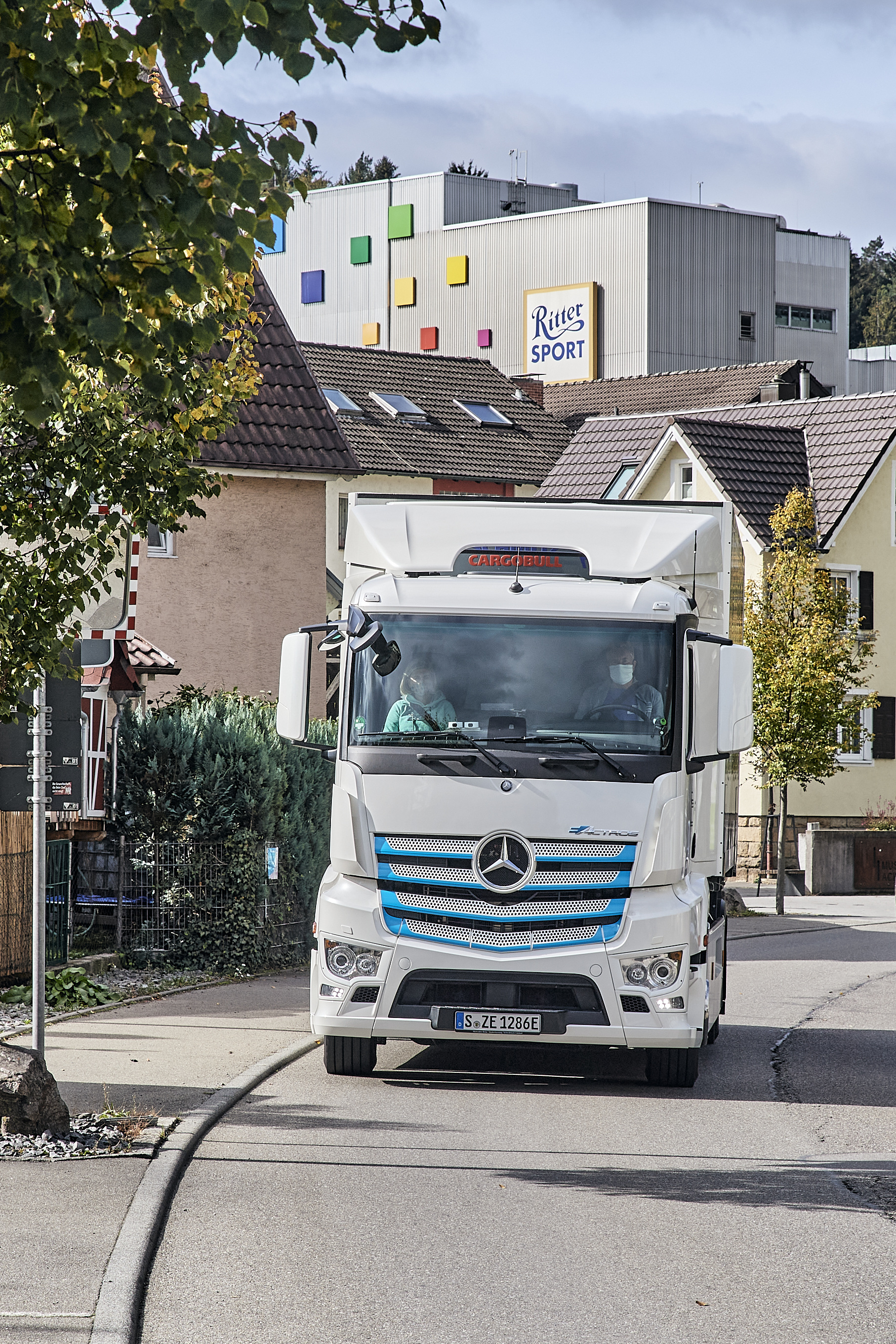 Elektrisch. Praktisch. Gut. – Ritter Sport setzt vollelektrischen Mercedes-Benz eActros für Produktionsversorgung ein