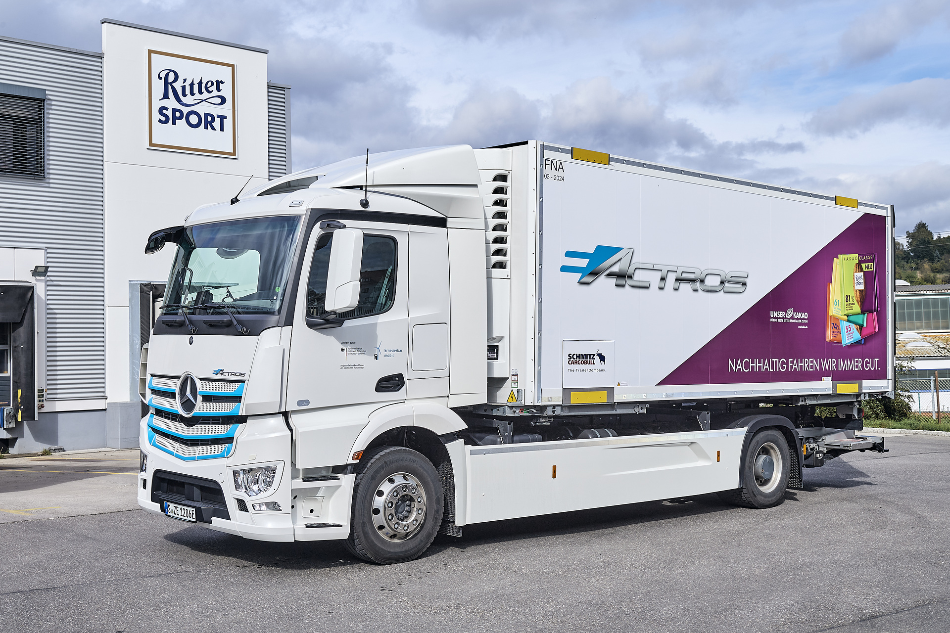 Elektrisch. Praktisch. Gut. – Ritter Sport setzt vollelektrischen Mercedes-Benz eActros für Produktionsversorgung ein