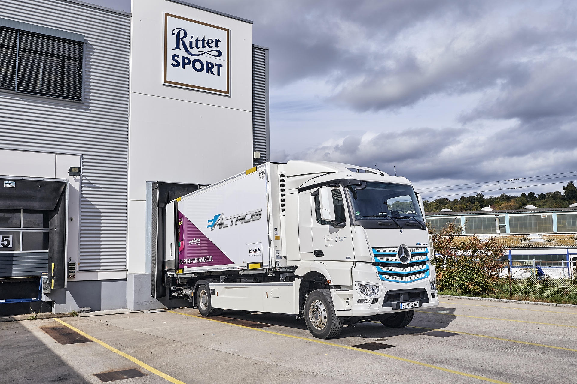 Elektrisch. Praktisch. Gut. – Ritter Sport setzt vollelektrischen Mercedes-Benz eActros für Produktionsversorgung ein