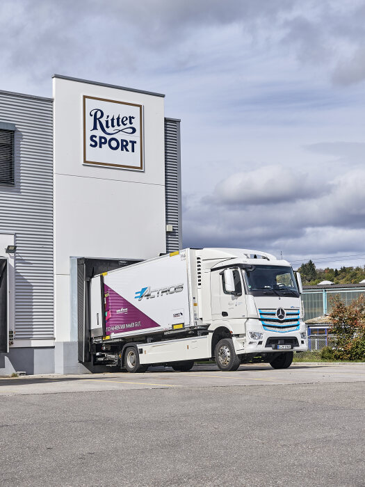 Elektrisch. Praktisch. Gut. – Ritter Sport setzt vollelektrischen Mercedes-Benz eActros für Produktionsversorgung ein