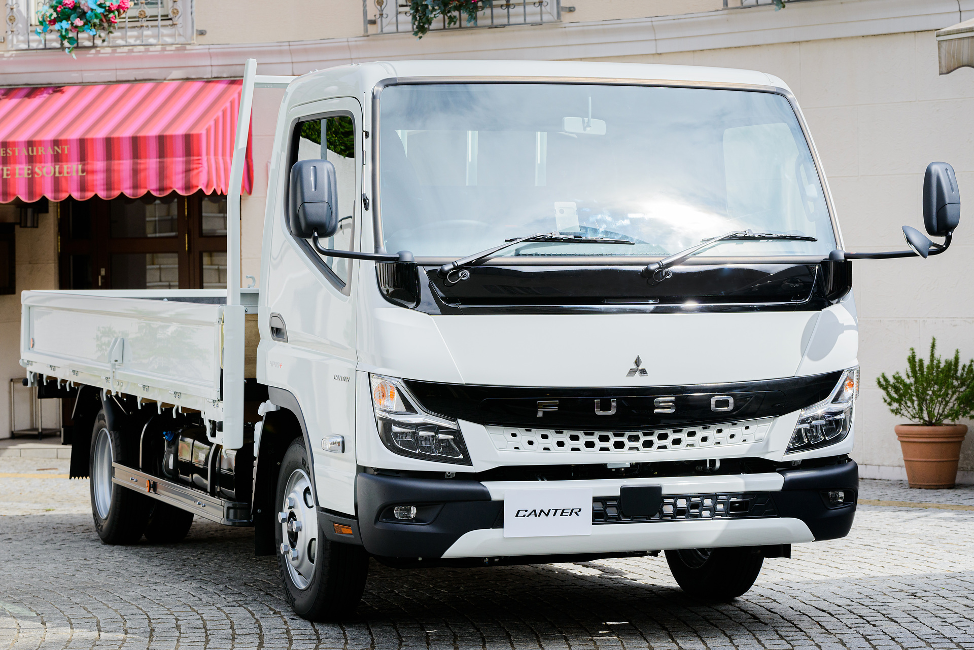 Mitsubishi Fuso premieres the new light-duty Canter truck in Japan