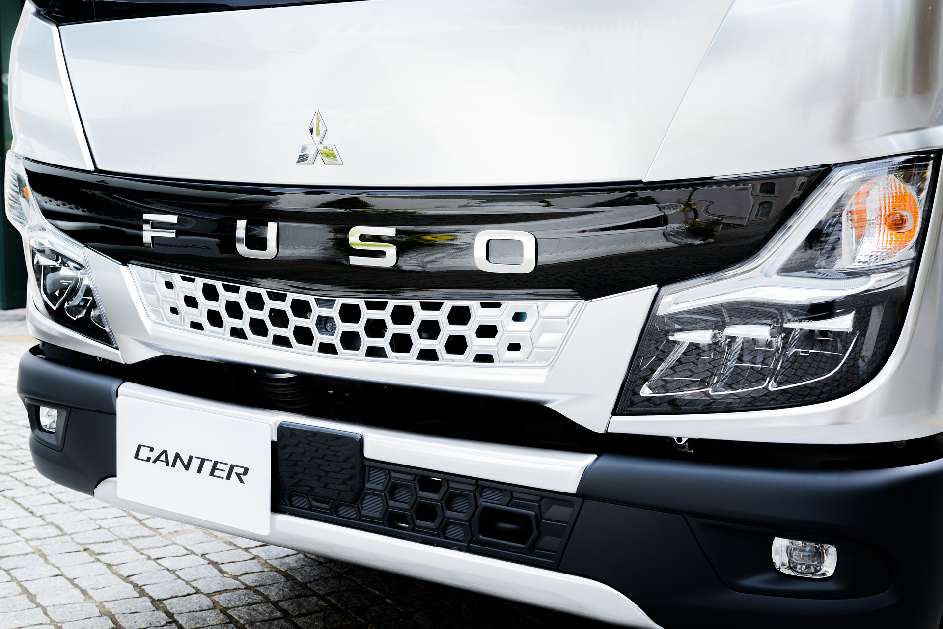 Mitsubishi Fuso premieres the new light-duty Canter truck in Japan