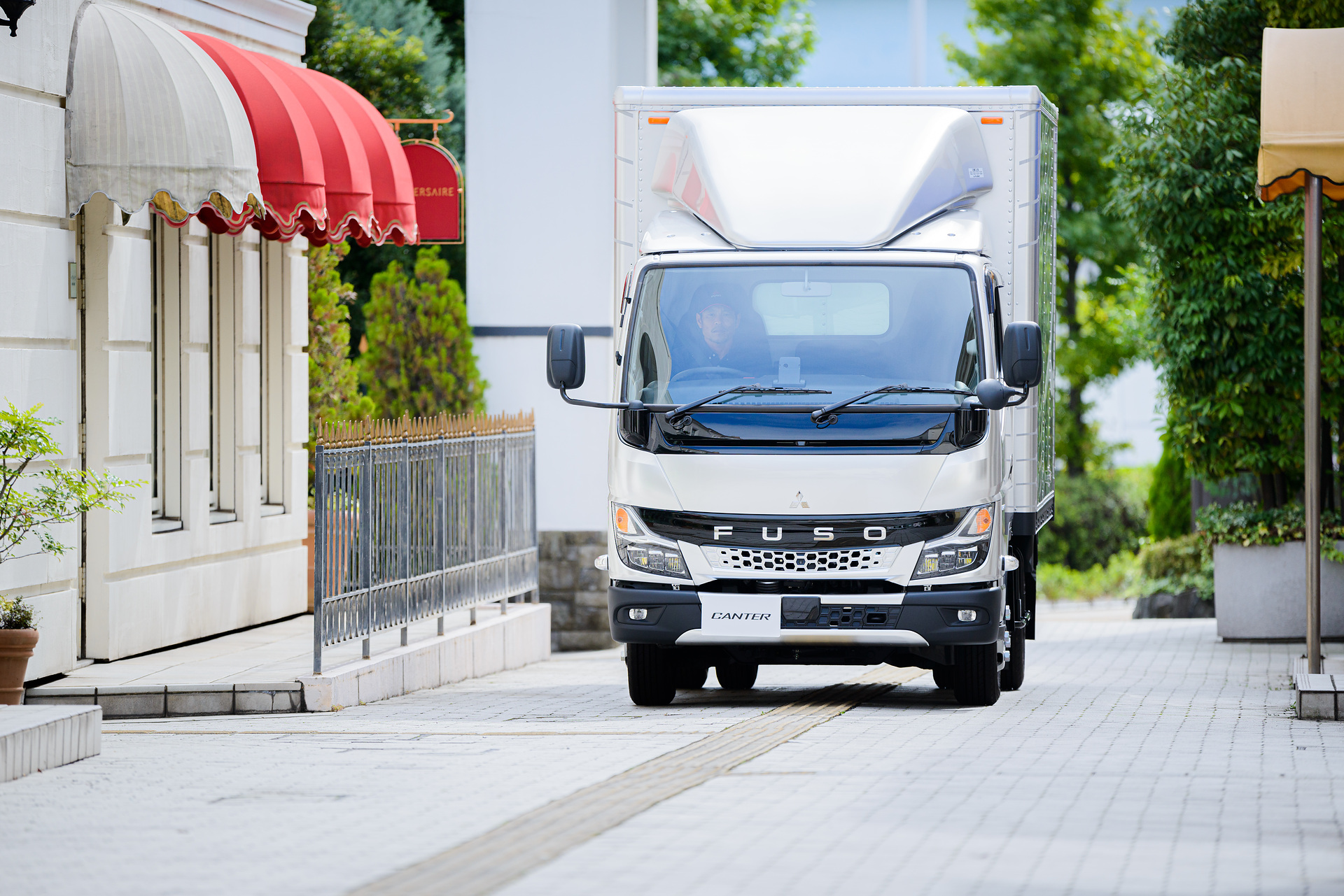 Mitsubishi Fuso premieres the new light-duty Canter truck in Japan