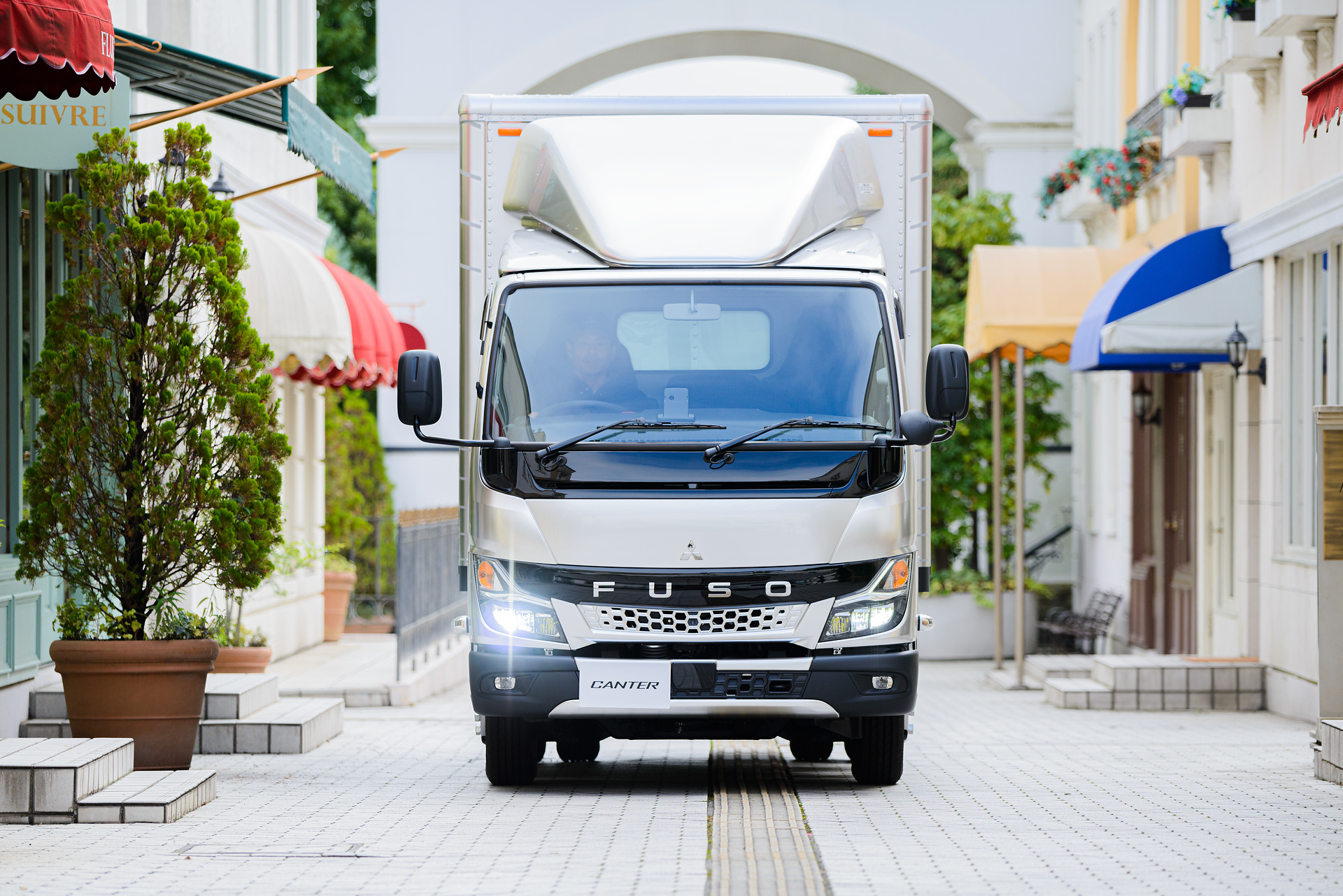 Mitsubishi Fuso premieres the new light-duty Canter truck in Japan