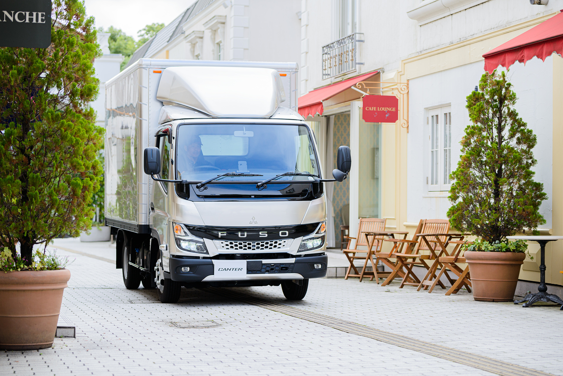 Mitsubishi Fuso premieres the new light-duty Canter truck in Japan
