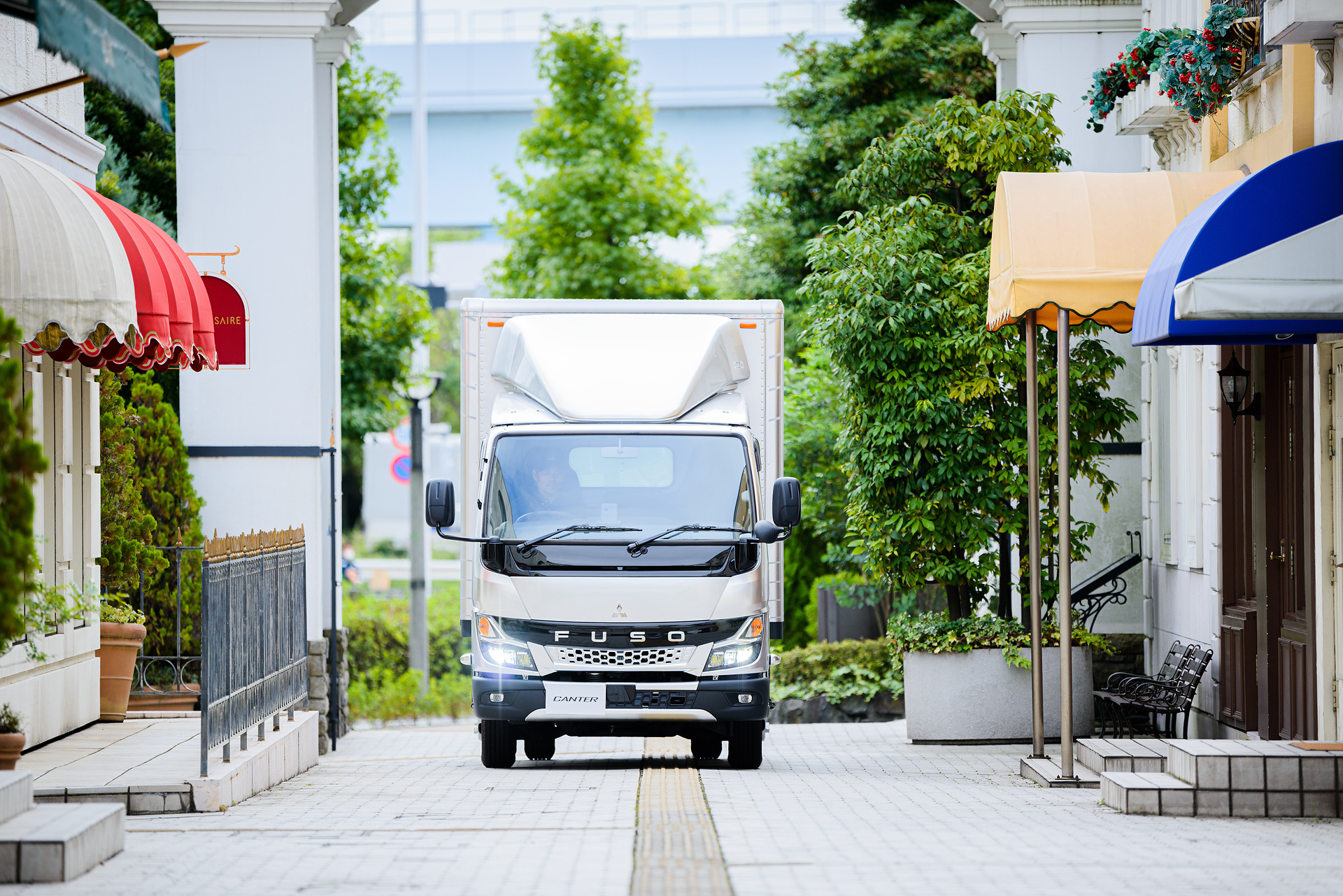 Mitsubishi Fuso premieres the new light-duty Canter truck in Japan
