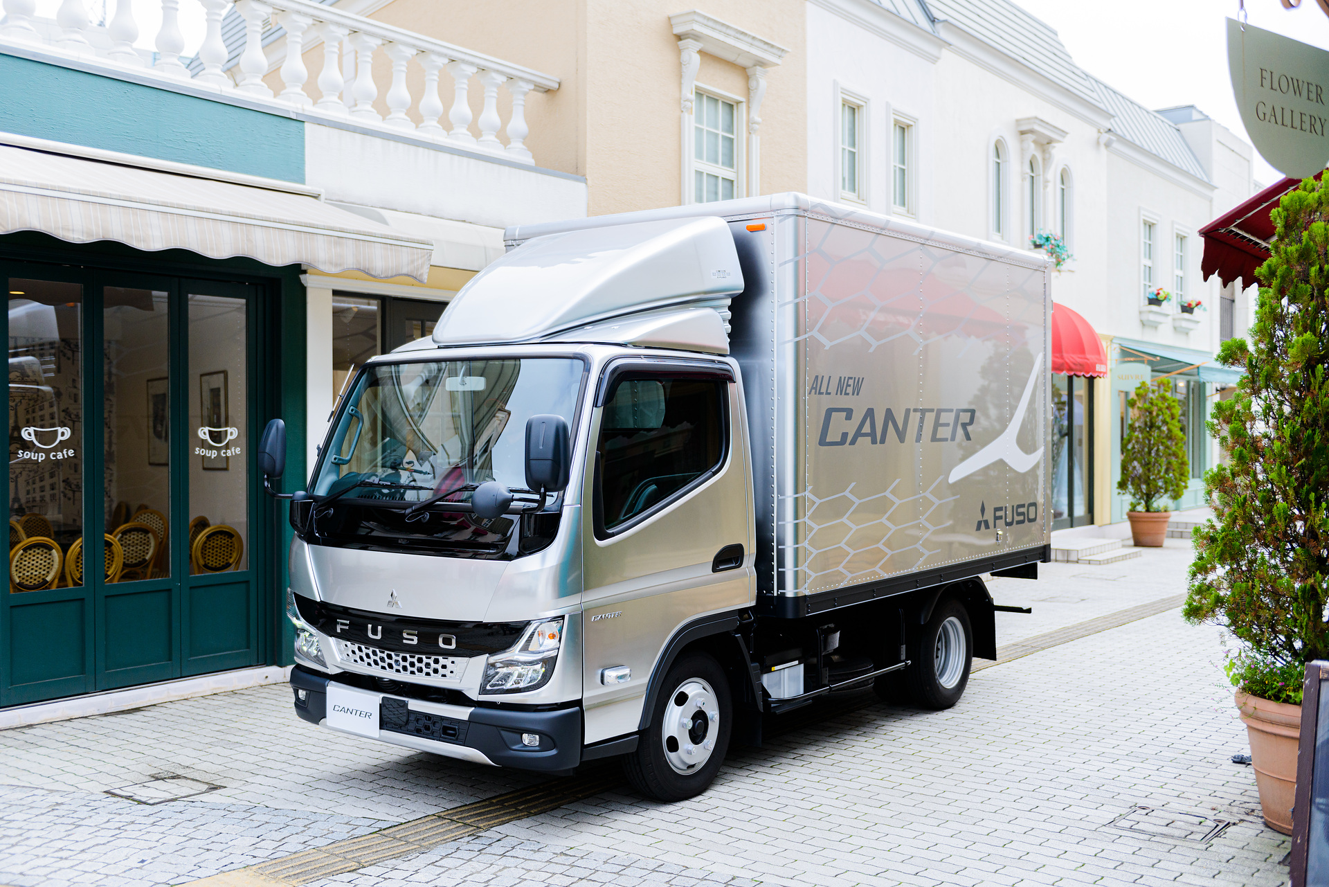 Mitsubishi Fuso premieres the new light-duty Canter truck in Japan