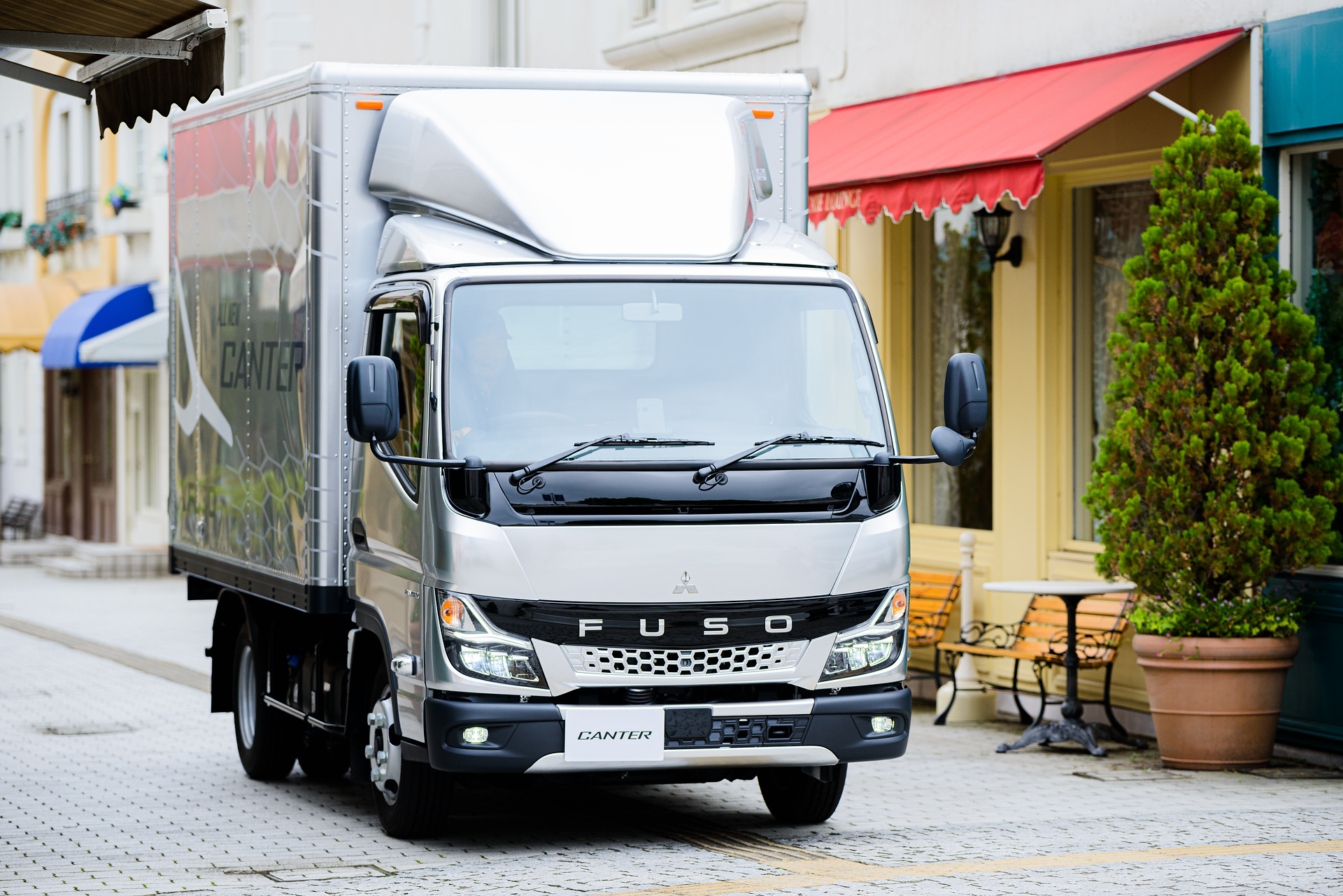 Mitsubishi Fuso premieres the new light-duty Canter truck in Japan