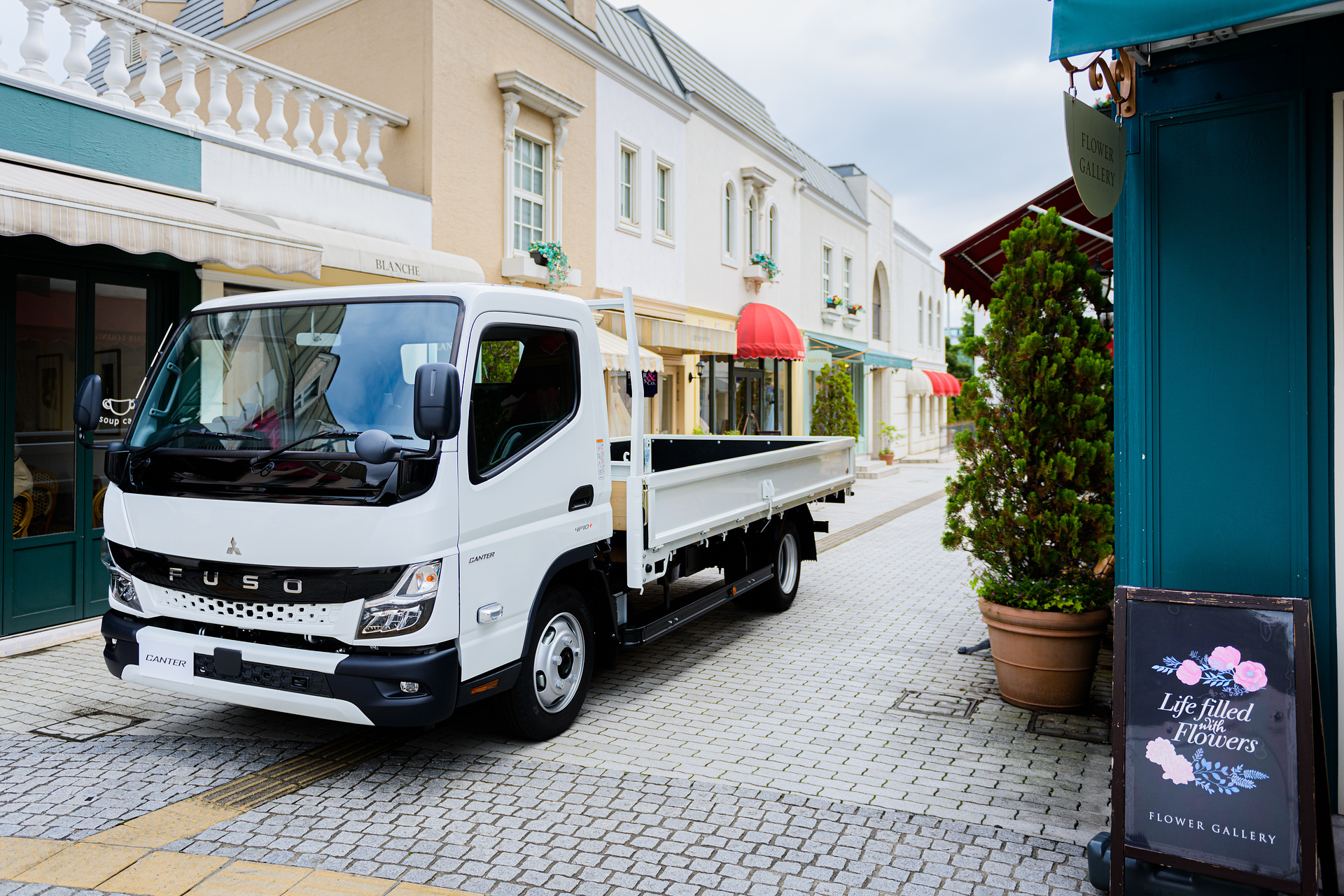 Mitsubishi Fuso premieres the new light-duty Canter truck in Japan
