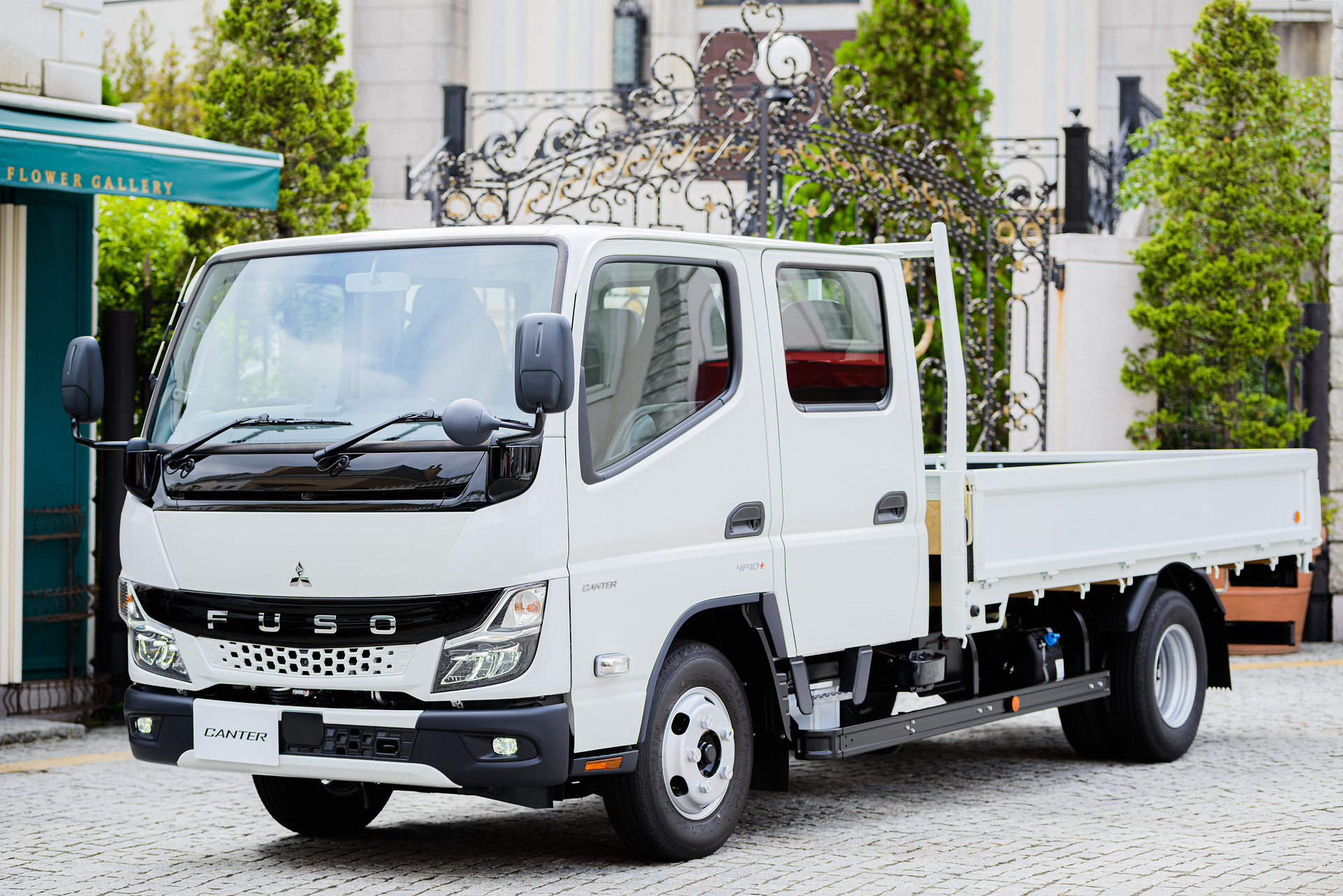 Mitsubishi Fuso premieres the new light-duty Canter truck in Japan