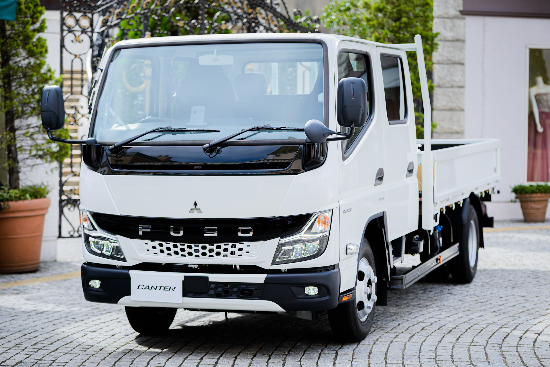 Mitsubishi Fuso premieres the new light-duty Canter truck in Japan