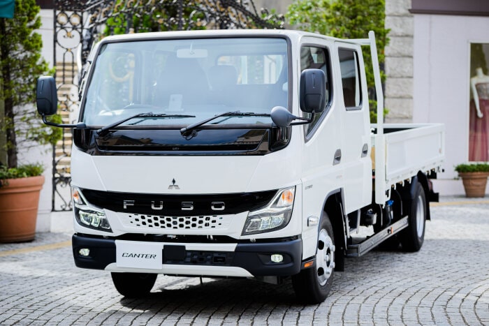Mitsubishi Fuso premieres the new light-duty Canter truck in Japan