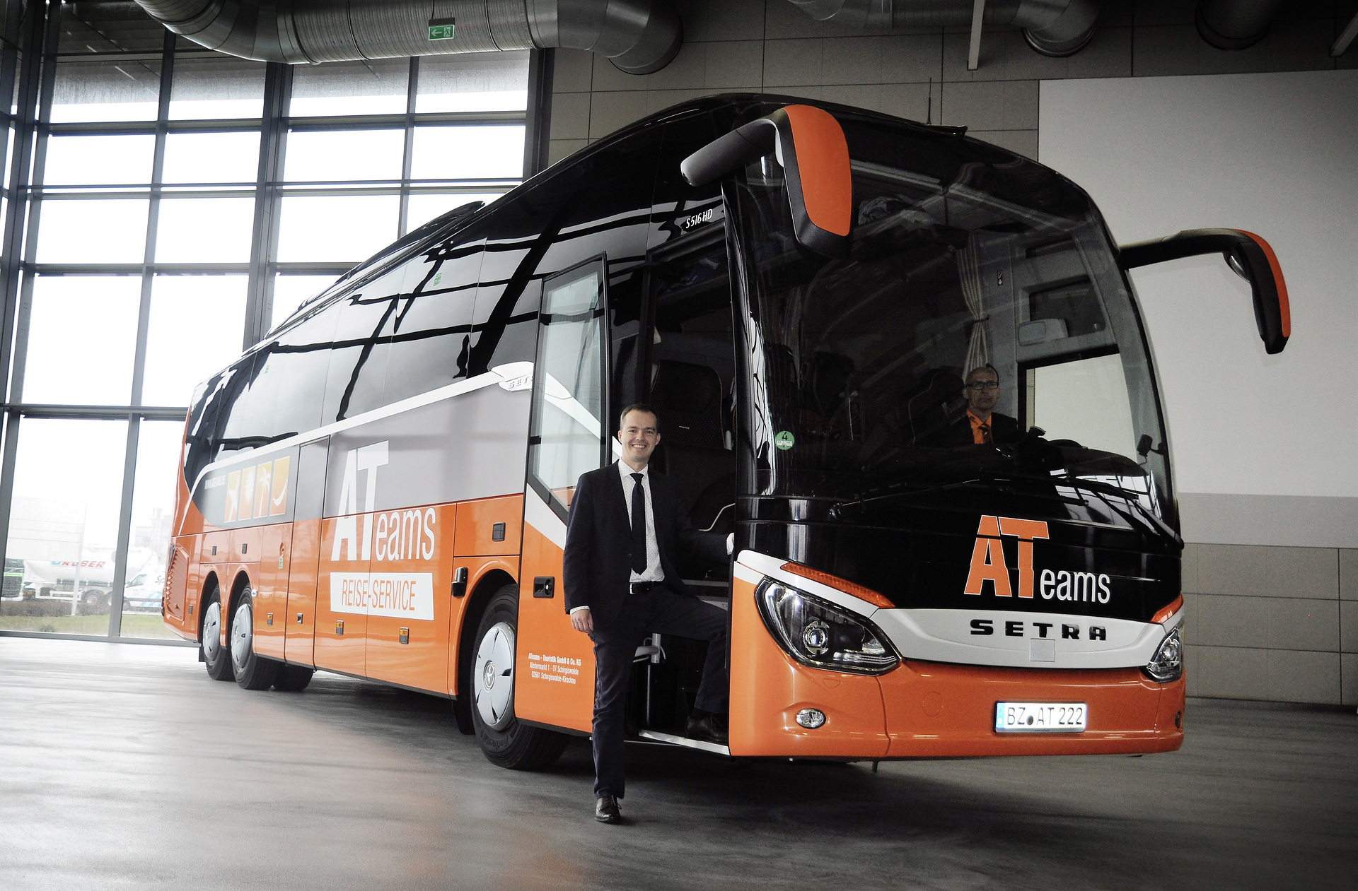 Die ATeams Touristik GmbH & Co. KG aus Schirgiswalde feiert ihr zehnjähriges Bestehen mit der Übernahme eines S 516 HD, ein Reisebus der Setra ComfortClass 500. Im Bild: Geschäftsführer Andreas Thomas. ATeams übernimmt den ersten Setra