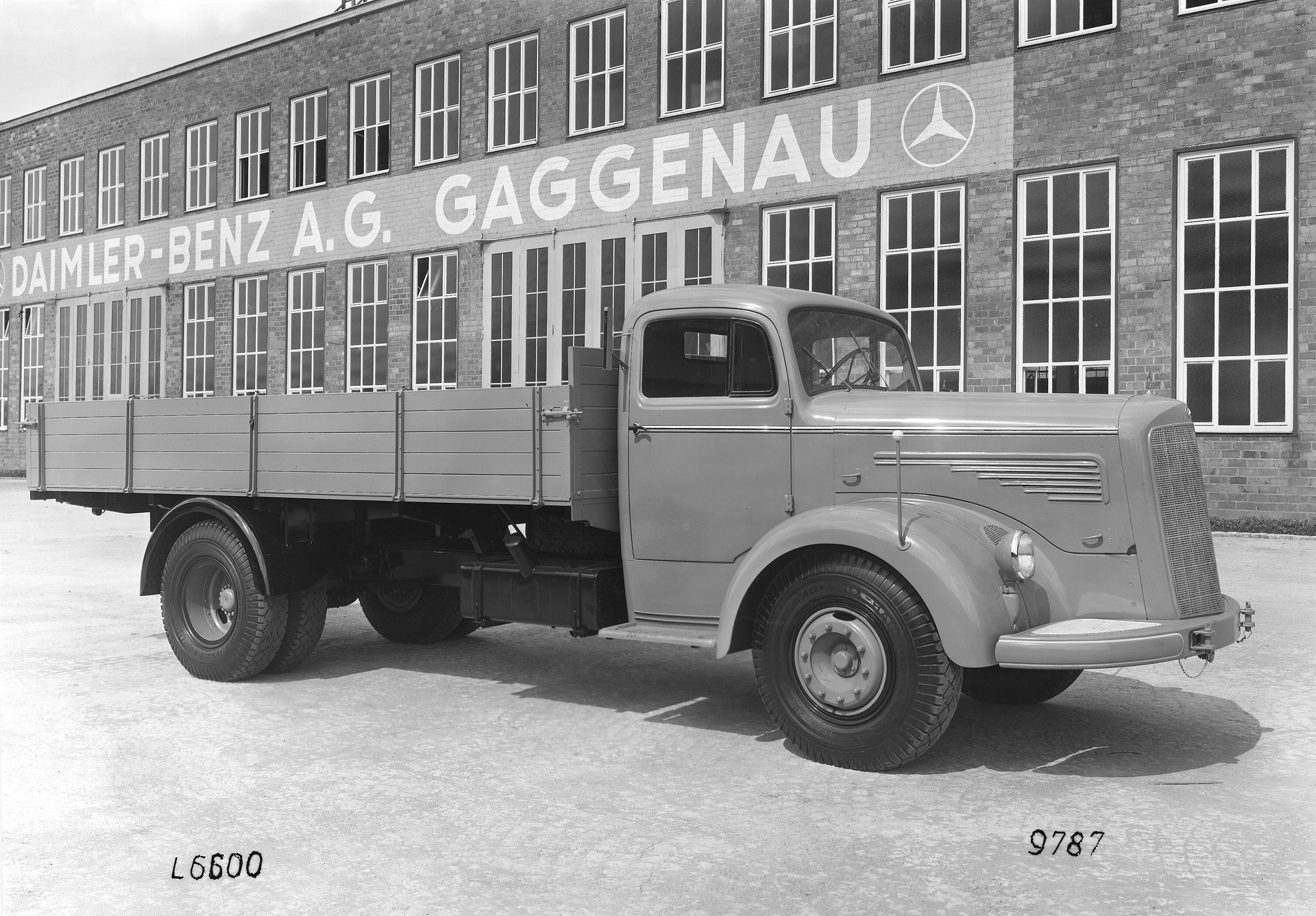 Mercedes-Benz L 6600, Pritschenwagen der Baureihe 304. Foto aus dem Jahr 1950 auf dem Gelände des Mercedes-Benz Werks Gaggenau. (Fotosignatur der Mercedes-Benz Archive: G9787) Vor 70 Jahren: Premiere des Schwerlastwagens Mercedes-Benz L 6600 und Omnibus O 6600