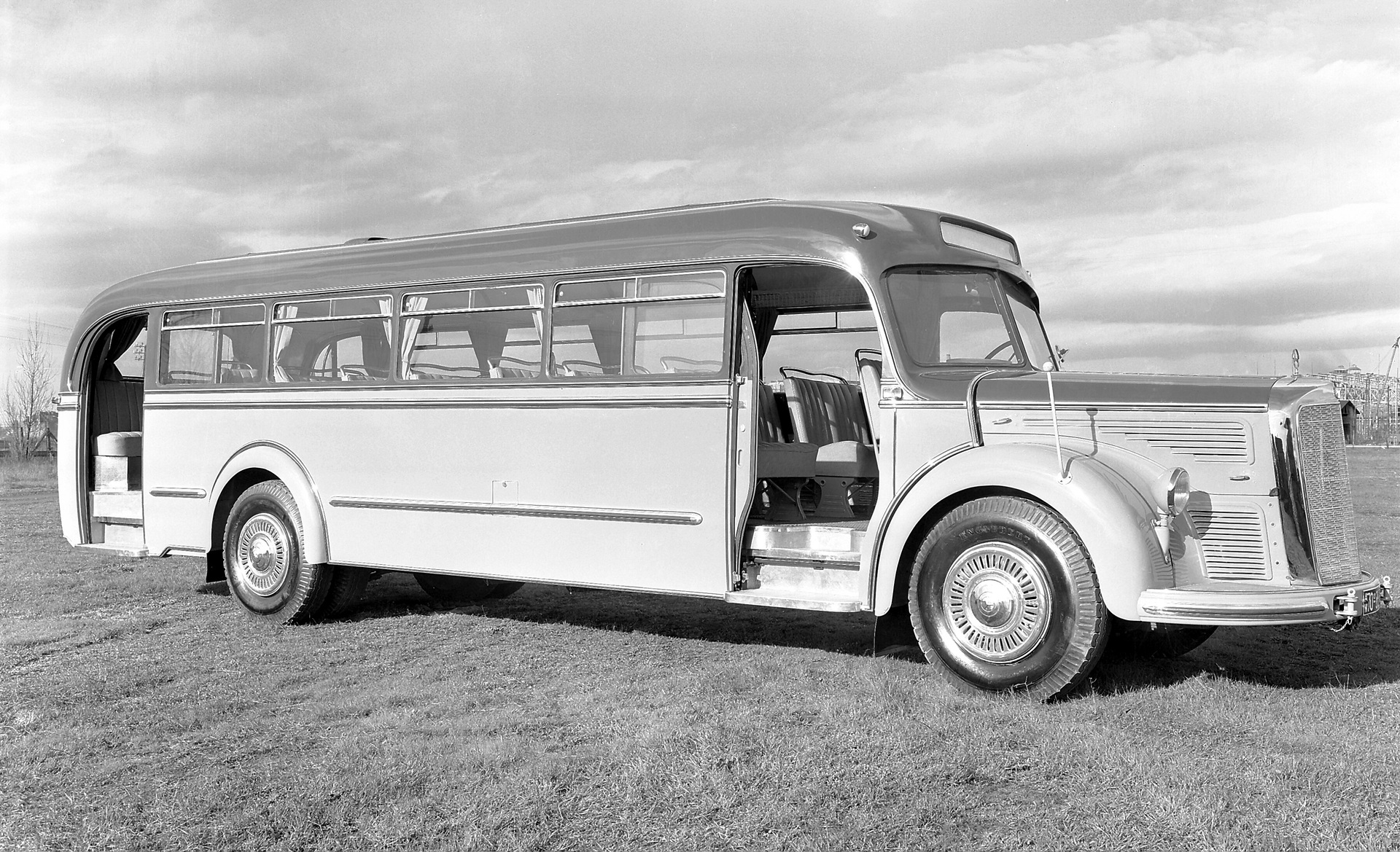Mercedes-Benz O 6600, Reiseomnibus der Baureihe 304 mit Schiebetüren. (Fotosignatur der Mercedes-Benz Archive: 51156) Vor 70 Jahren: Premiere des Schwerlastwagens Mercedes-Benz L 6600 und Omnibus O 6600