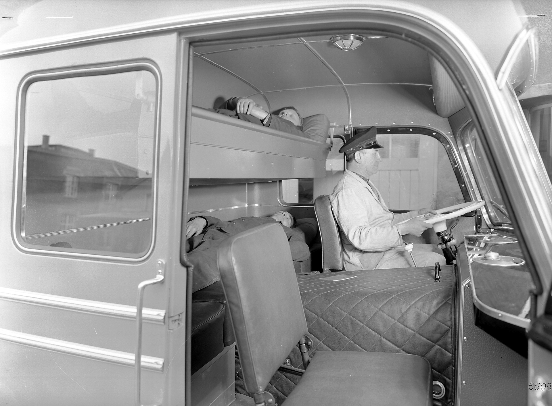 Mercedes-Benz LP 315, Frontlenkerlastwagen der Baureihe 304 für den Fernverkehr. Foto des Fahrerhauses mit Interieur aus dem Jahr 1955. (Fotosignatur der Mercedes-Benz Archive: 66082) Vor 70 Jahren: Premiere des Schwerlastwagens Mercedes-Benz L 6600 und Omnibus O 6600