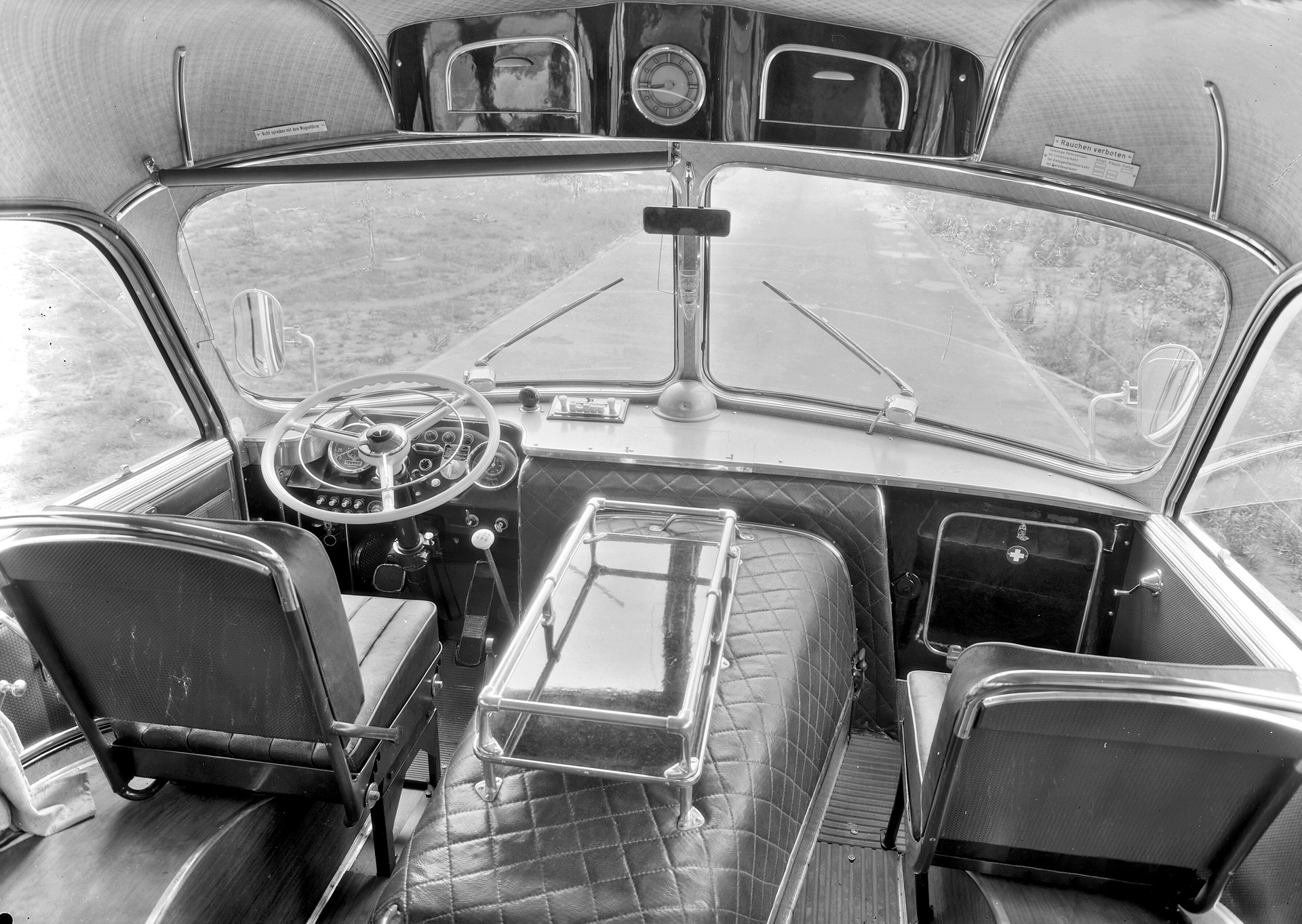 Mercedes-Benz OP 6600, Frontlenkerreiseomnibus der Baureihe 304 mit Frontmotor. Interieur-Foto des Frontbereichs mit Fahrersitz, abgedecktem Motor in der Mitte und Beifahrersitz. (Fotosignatur der Mercedes-Benz Archive: 00147340) Vor 70 Jahren: Premiere des Schwerlastwagens Mercedes-Benz L 6600 und Omnibus O 6600