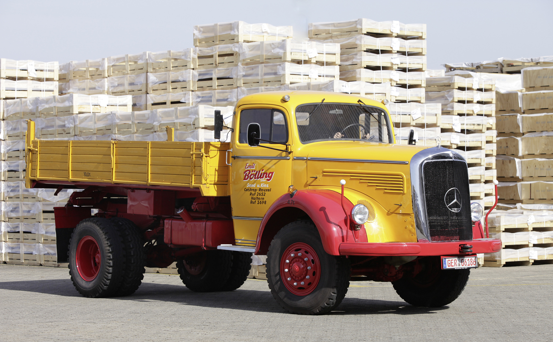 Mercedes-Benz LAK 315, Foto des Dreiseitenkippers der Baureihe 304 mit Allradantrieb aus dem Jahr 2015. (Fotosignatur der Mercedes-Benz Archive: 15C292_082) Vor 70 Jahren: Premiere des Schwerlastwagens Mercedes-Benz L 6600 und Omnibus O 6600