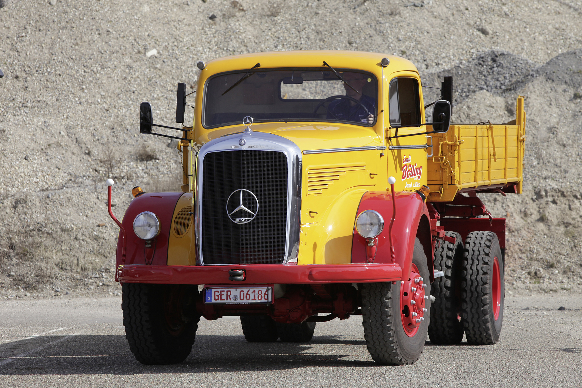 Mercedes-Benz LAK 315, Foto des Dreiseitenkippers der Baureihe 304 mit Allradantrieb aus dem Jahr 2015. (Fotosignatur der Mercedes-Benz Archive: 15C292_088) Vor 70 Jahren: Premiere des Schwerlastwagens Mercedes-Benz L 6600 und Omnibus O 6600