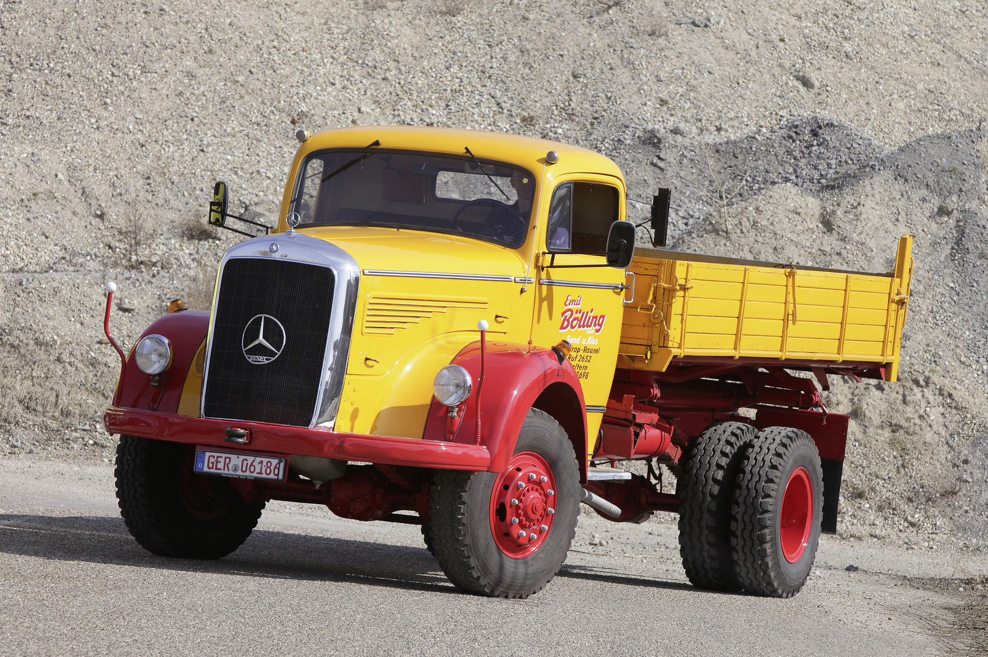 Mercedes-Benz LAK 315, Foto des Dreiseitenkippers der Baureihe 304 mit Allradantrieb aus dem Jahr 2015. (Fotosignatur der Mercedes-Benz Archive: 15C292_090) Vor 70 Jahren: Premiere des Schwerlastwagens Mercedes-Benz L 6600 und Omnibus O 6600