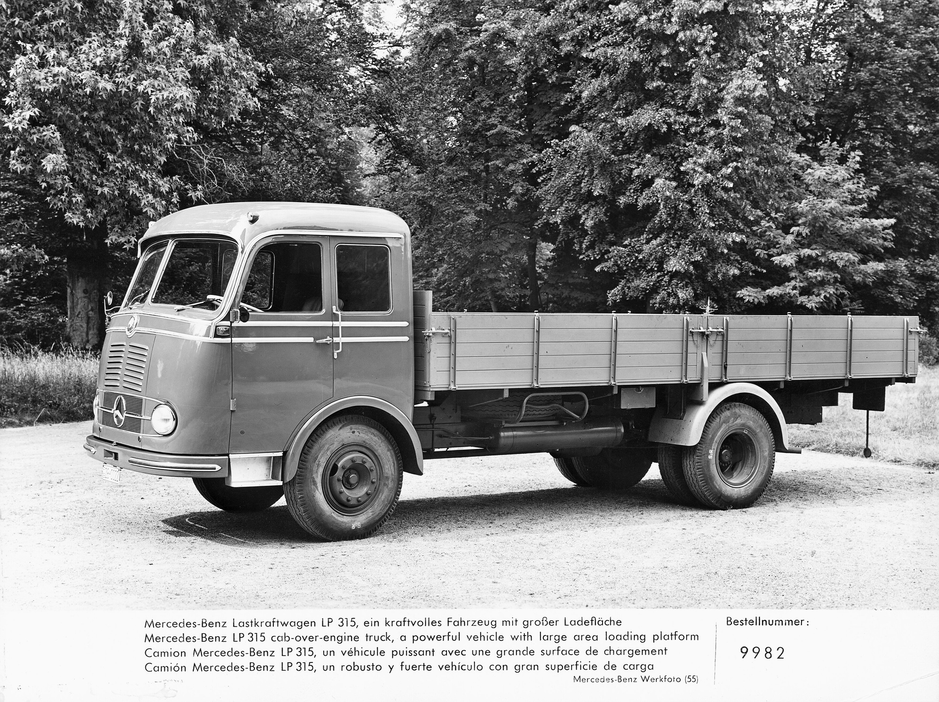 Mercedes-Benz LP 315. Foto des Pritschenwagens der Baureihe 304 aus dem Jahr 1955. (Fotosignatur der Mercedes-Benz Archive: 9982) Vor 70 Jahren: Premiere des Schwerlastwagens Mercedes-Benz L 6600 und Omnibus O 6600