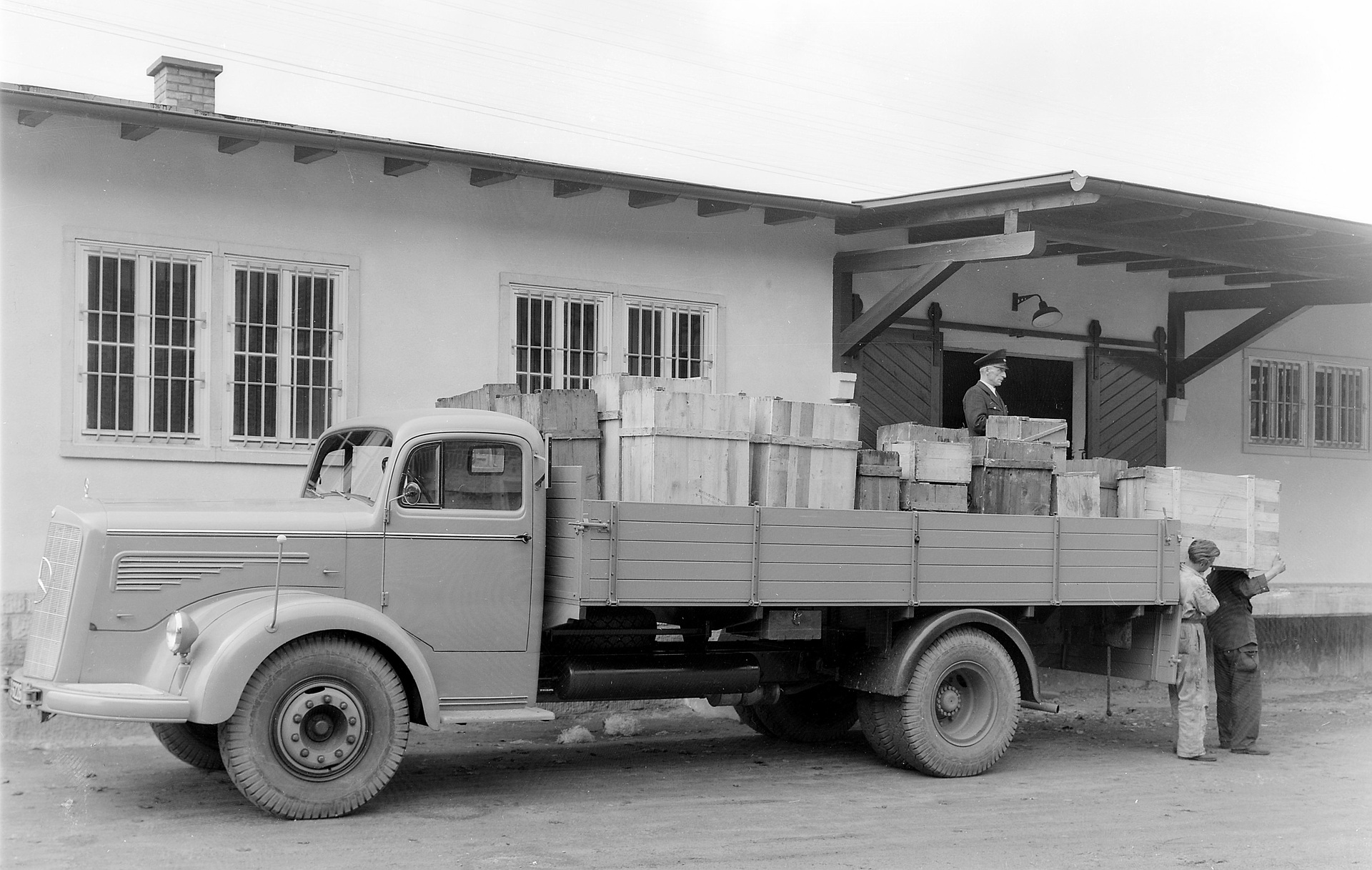 Mercedes-Benz L 6600, Pritschenwagen der Baureihe 304. Genrefoto aus dem Güterverkehr an einer Laderampe. (Fotosignatur der Mercedes-Benz Archive: 49530) Vor 70 Jahren: Premiere des Schwerlastwagens Mercedes-Benz L 6600 und Omnibus O 6600