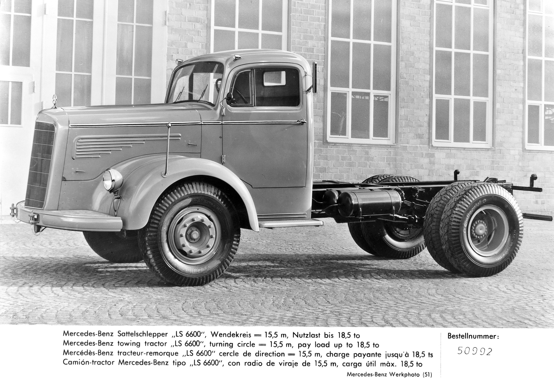 Mercedes-Benz L 6600 Sa, Sattelzugmaschine der Baureihe 304. (Fotosignatur der Mercedes-Benz Archive: 50992) Vor 70 Jahren: Premiere des Schwerlastwagens Mercedes-Benz L 6600 und Omnibus O 6600