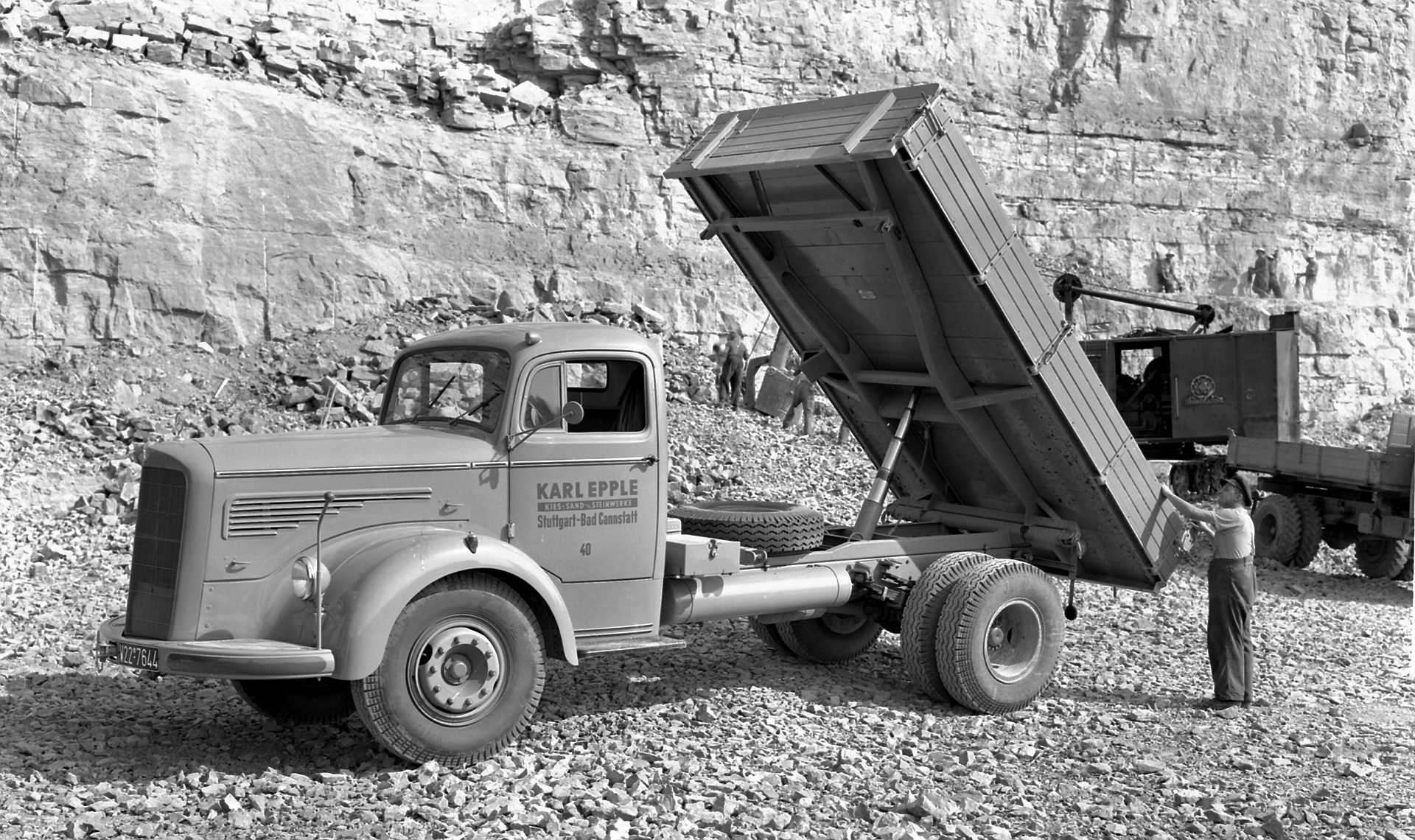 Mercedes-Benz LK 315, Kipper der Baureihe 304 im Besitz der Karl Epple Kies Sand Steinwerke Stuttgart Bad Cannstatt. Genrefoto im Steinbruch. (Fotosignatur der Mercedes-Benz Archive: 68651) Vor 70 Jahren: Premiere des Schwerlastwagens Mercedes-Benz L 6600 und Omnibus O 6600