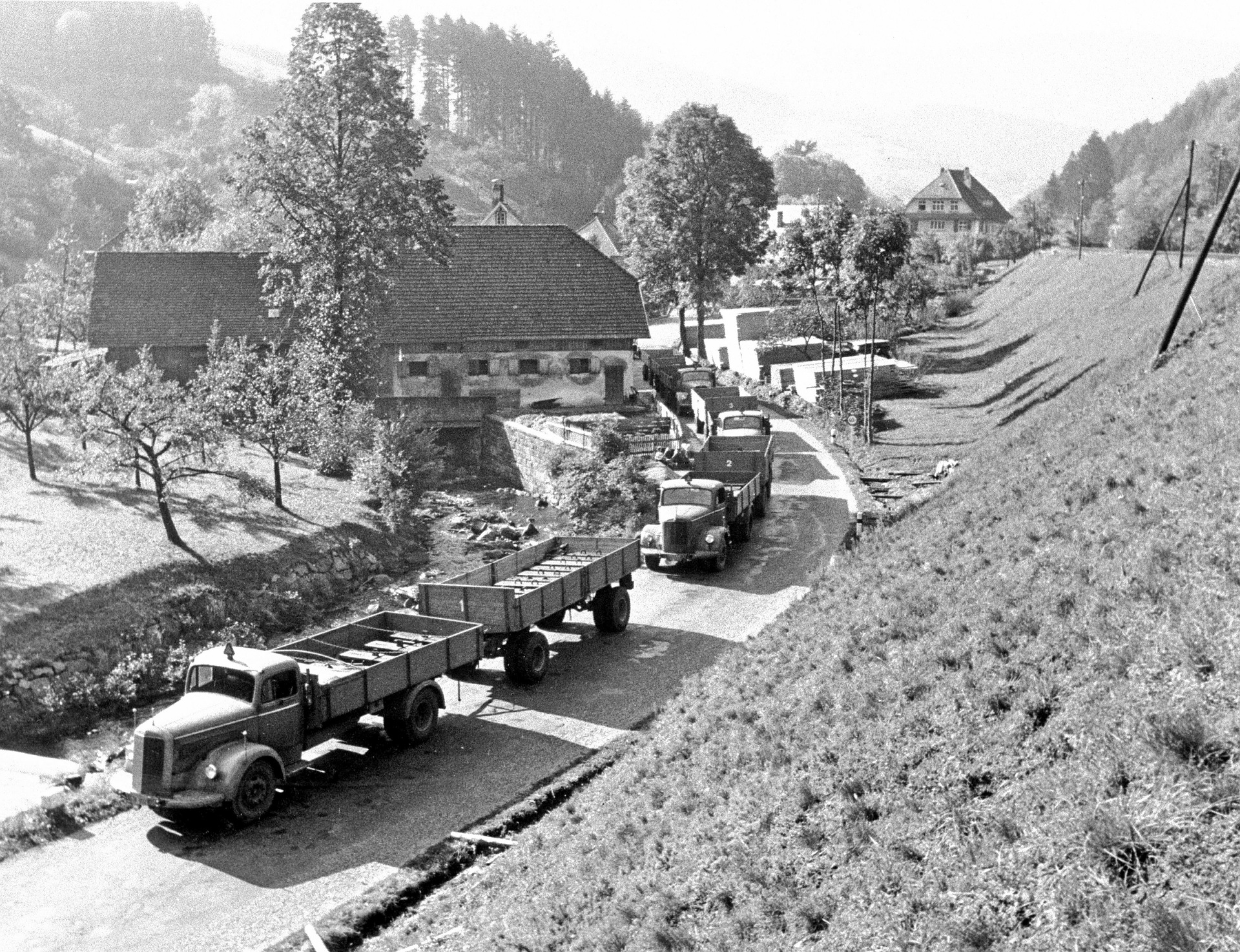 Mercedes-Benz L 6600, Lastzüge der Baureihe 304 auf Testfahrt durch den Schwarzwald. Foto aus dem Jahr 1950. (Fotosignatur der Mercedes-Benz Archive: 85551-29a) Vor 70 Jahren: Premiere des Schwerlastwagens Mercedes-Benz L 6600 und Omnibus O 6600