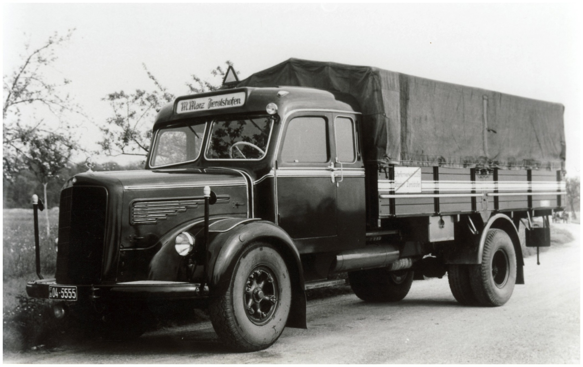 Mercedes-Benz L 6600, Pritschenwagen der Baureihe 304 mit Aufbau von Kögel mit langer Kabine und Schlafliege für den Fernverkehr. (Fotosignatur der Mercedes-Benz Archive: 1240676) Vor 70 Jahren: Premiere des Schwerlastwagens Mercedes-Benz L 6600 und Omnibus O 6600