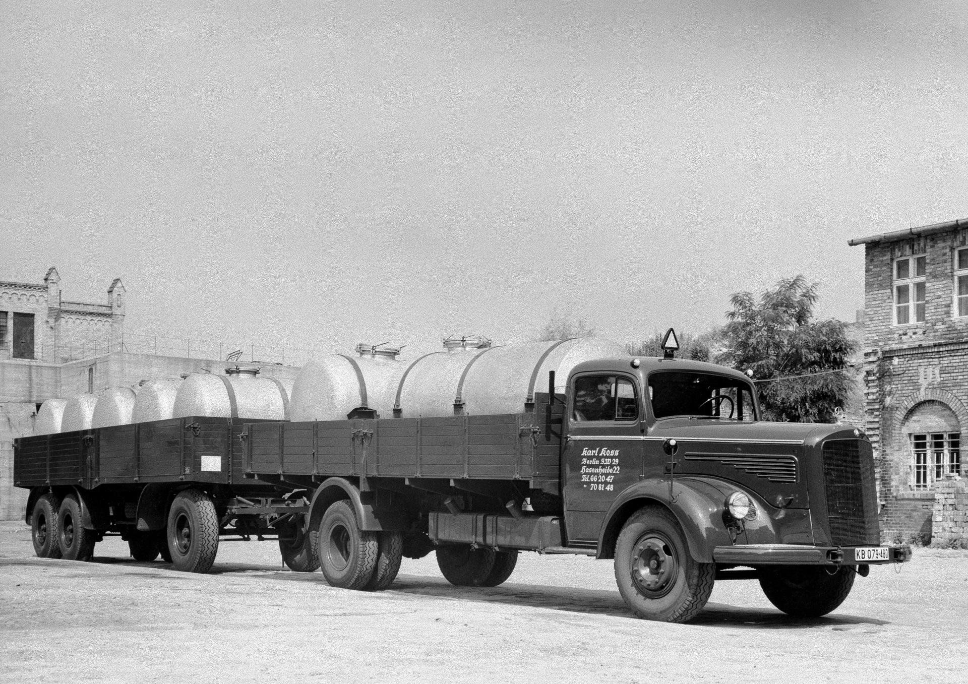 Mercedes-Benz L 6600, Pritschenwagen der Baureihe 304 als Gliederzug mit dreiachsigem Anhänger. Genrefoto beim Transport von Tankbehältern. (Fotosignatur der Mercedes-Benz Archive: 1357757) Vor 70 Jahren: Premiere des Schwerlastwagens Mercedes-Benz L 6600 und Omnibus O 6600