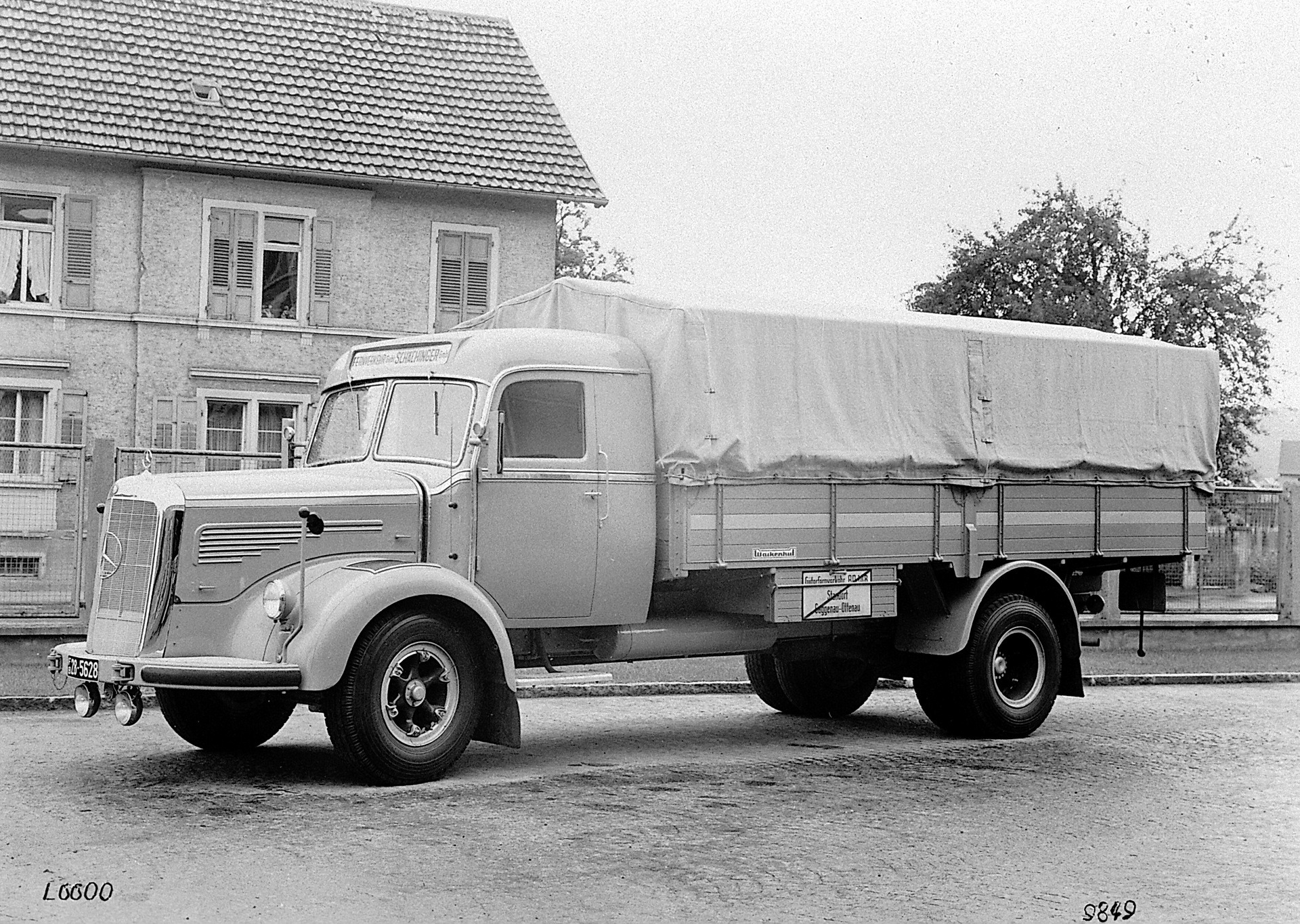Mercedes-Benz L 6600, Pritschenwagen der Baureihe 304 mit Fahrerhaus von Wackenhut aus Nagold für den Fernverkehr. (Fotosignatur der Mercedes-Benz Archive: A40103) Vor 70 Jahren: Premiere des Schwerlastwagens Mercedes-Benz L 6600 und Omnibus O 6600