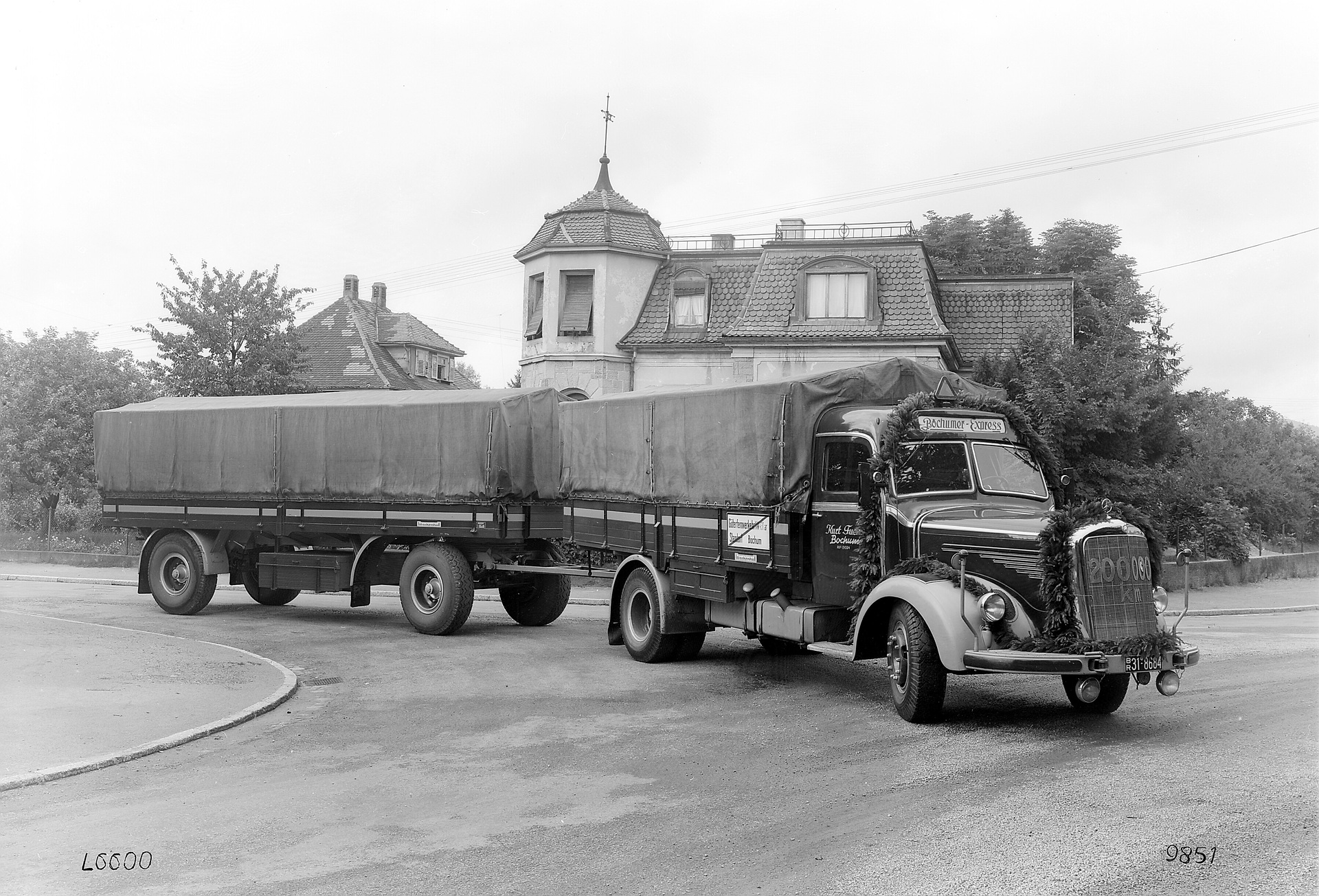 Mercedes-Benz L 6600, Pritschenwagen der Baureihe 304 als Gliederzug mit zweiachsigem Anhänger. Genrefoto aus dem Jahr 1952 eines Fahrzeugs der Spedition „Bochumer Express“, geschmückt anlässlich von 200.000 Kilometern Laufleistung. (Fotosignatur der Mercedes-Benz Archive: G9851) Vor 70 Jahren: Premiere des Schwerlastwagens Mercedes-Benz L 6600 und Omnibus O 6600