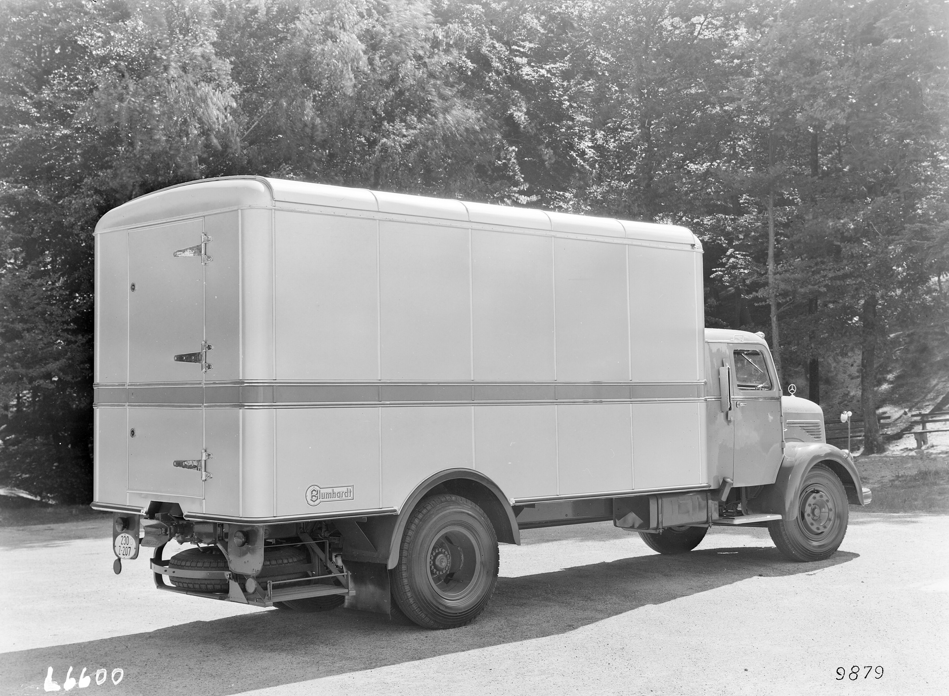 Mercedes-Benz L 6600 der Baureihe 304, Kühlkofferaufbau. (Fotosignatur der Mercedes-Benz Archive: G9879) Vor 70 Jahren: Premiere des Schwerlastwagens Mercedes-Benz L 6600 und Omnibus O 6600
