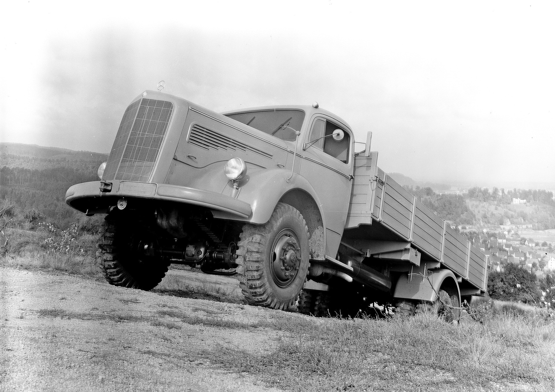 Mercedes-Benz LA 6600, Pritschenwagen der Baureihe 304 mit Allradantrieb, Erprobung am „Sauberg“ in Gaggenau. Foto aus dem Jahr 1953. (Fotosignatur der Mercedes-Benz Archive: G9890) Vor 70 Jahren: Premiere des Schwerlastwagens Mercedes-Benz L 6600 und Omnibus O 6600