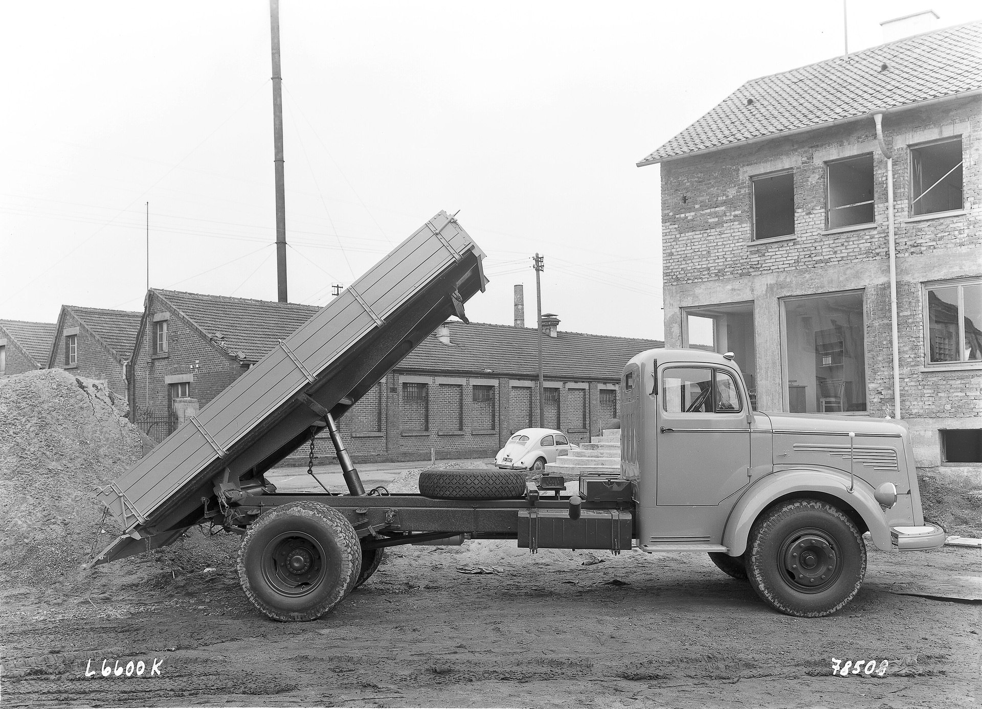 Mercedes-Benz L 6600 K der Baureihe 304. Genrefoto des Dreiseitenkippers auf einer Baustelle. (Fotosignatur der Mercedes-Benz Archive: G78508) Vor 70 Jahren: Premiere des Schwerlastwagens Mercedes-Benz L 6600 und Omnibus O 6600