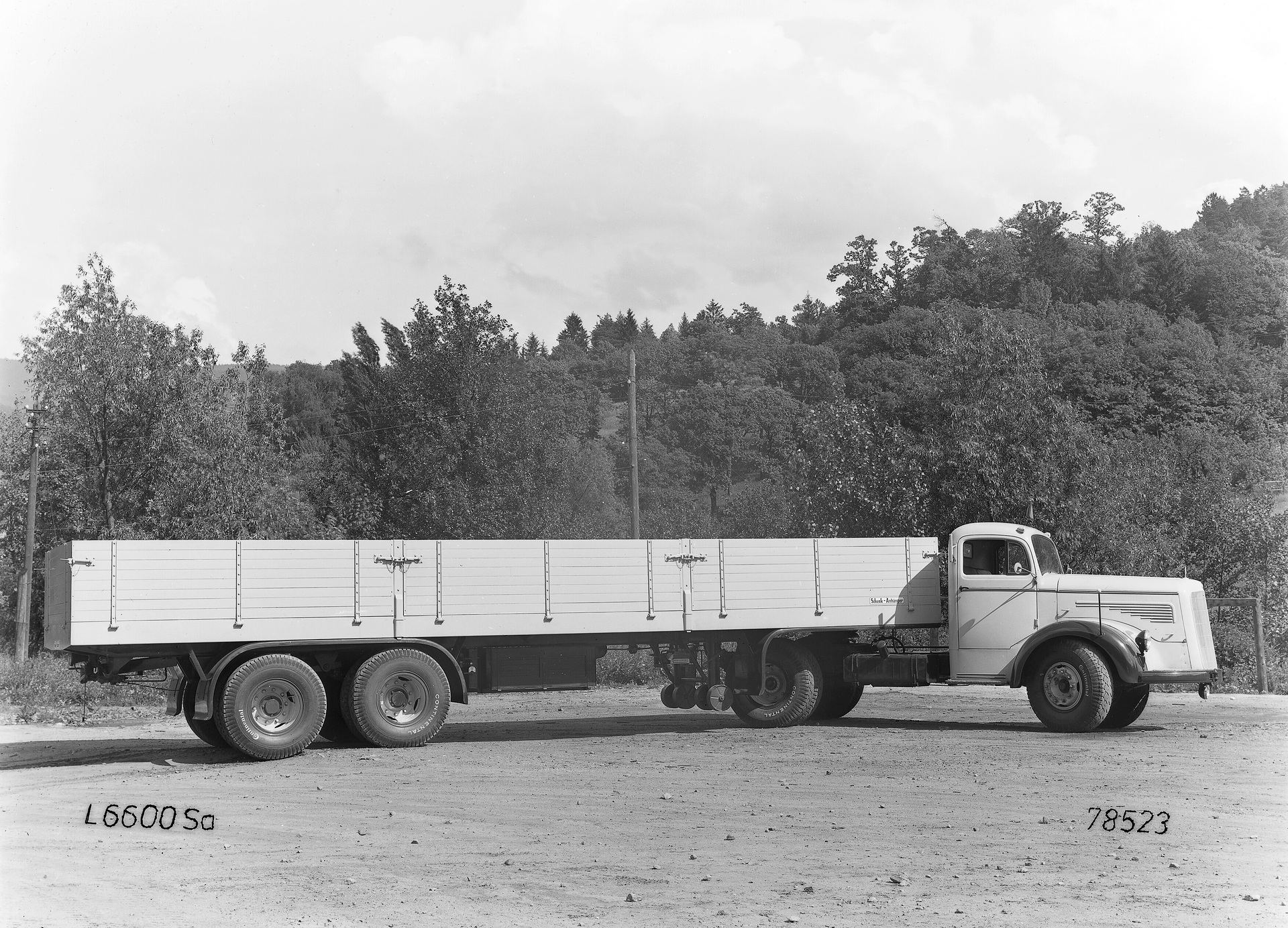 Mercedes-Benz L 6600 Sa der Baureihe 304. Foto der Sattelzugmaschine mit Pritschenauflieger. (Fotosignatur der Mercedes-Benz Archive: G78523) Vor 70 Jahren: Premiere des Schwerlastwagens Mercedes-Benz L 6600 und Omnibus O 6600