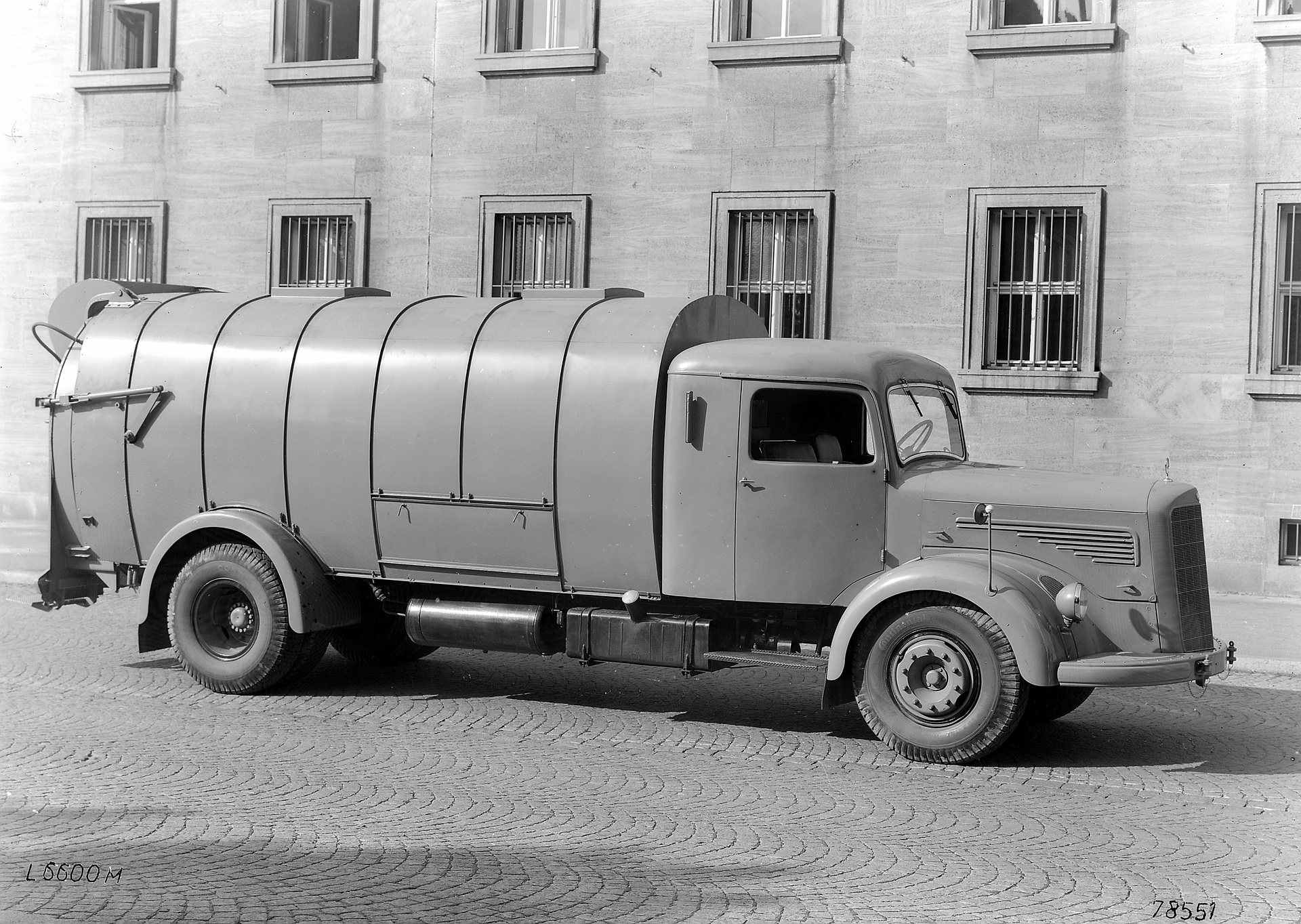 Mercedes-Benz L 6600 M der Baureihe 304, Aufbau als Müllsammelfahrzeug von Kuka. (Fotosignatur der Mercedes-Benz Archive: G78551) Vor 70 Jahren: Premiere des Schwerlastwagens Mercedes-Benz L 6600 und Omnibus O 6600