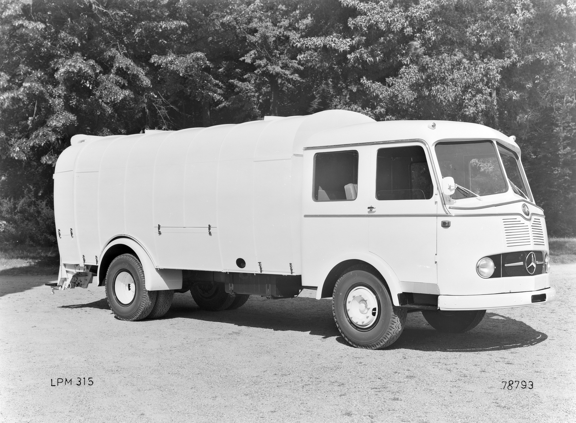 Mercedes-Benz LPM 315, Abfallsammelfahrzeug mit Kuka-Aufbau auf dem Fahrgestell der Baureihe 304. Foto aus dem Jahr 1957. (Fotosignatur der Mercedes-Benz Archive: G78793) Vor 70 Jahren: Premiere des Schwerlastwagens Mercedes-Benz L 6600 und Omnibus O 6600