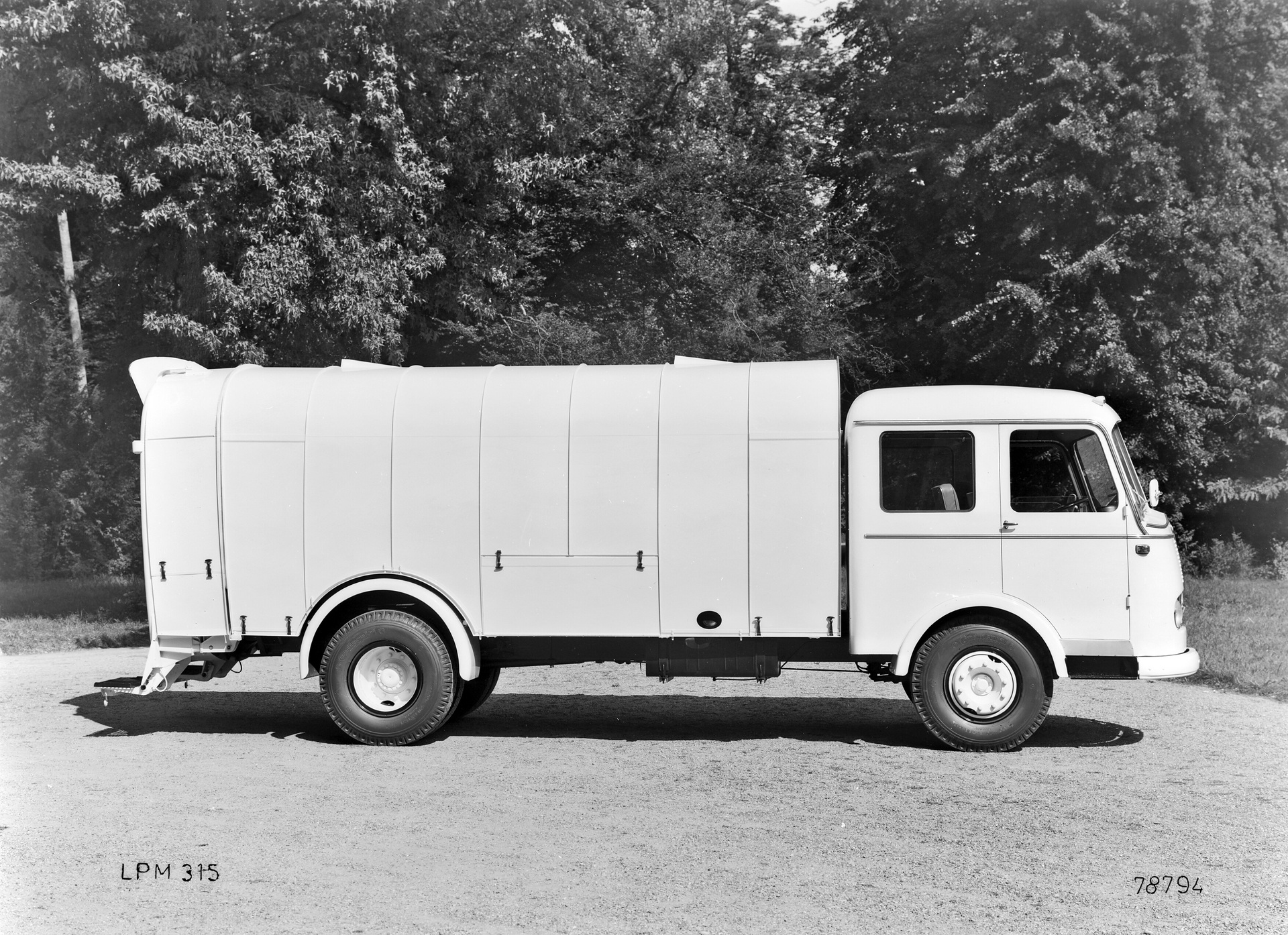 Mercedes-Benz LPM 315, Abfallsammelfahrzeug mit Kuka-Aufbau auf dem Fahrgestell der Baureihe 304. Foto aus dem Jahr 1957. (Fotosignatur der Mercedes-Benz Archive: G78794) Vor 70 Jahren: Premiere des Schwerlastwagens Mercedes-Benz L 6600 und Omnibus O 6600