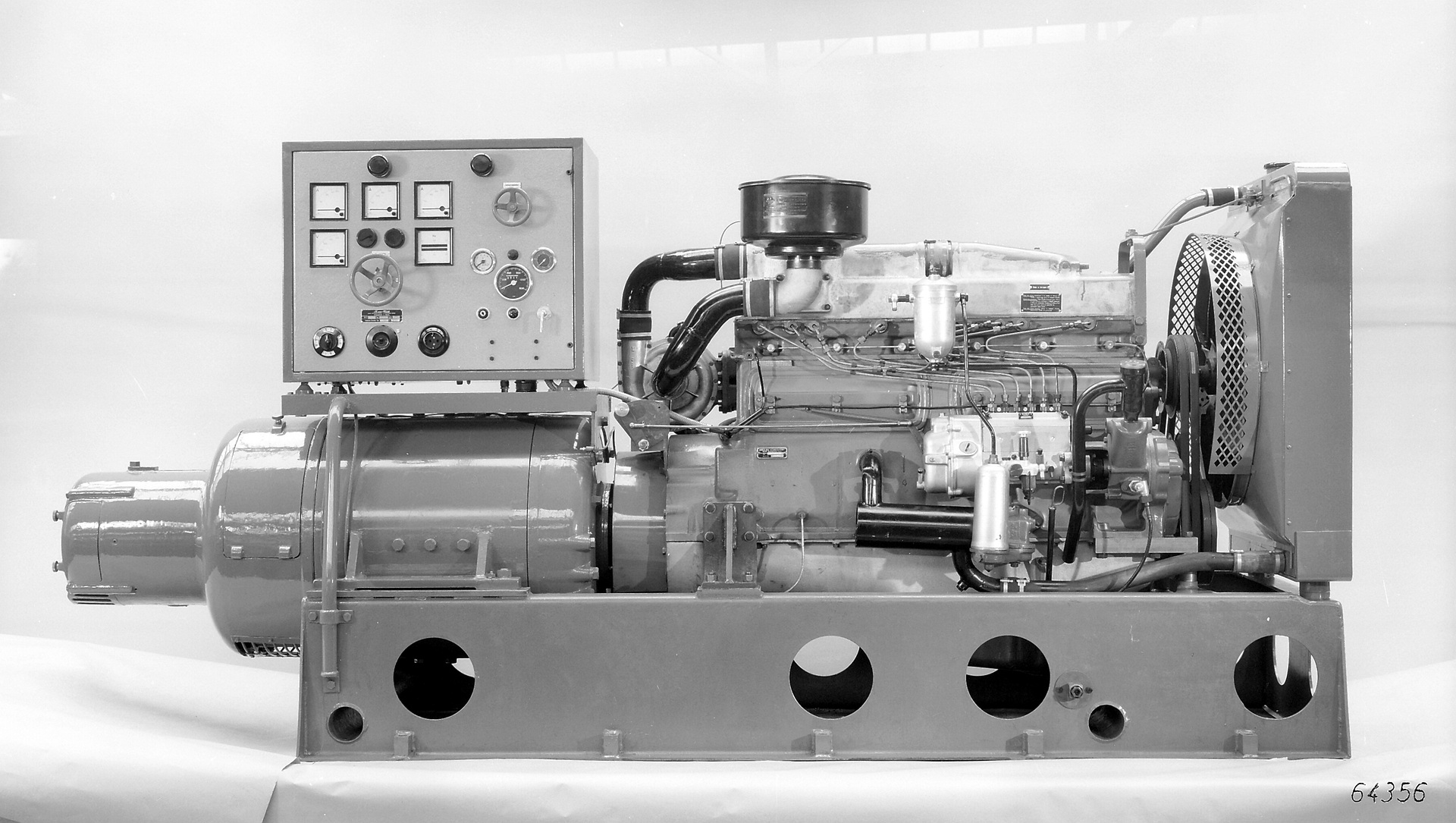 Mercedes-Benz Dieselmotor OM 315 A als Stationärmotor mit Stromgenerator. Foto aus dem Jahr 1956. (Fotosignatur der Mercedes-Benz Archive: 64356) Vor 70 Jahren: Premiere des Schwerlastwagens Mercedes-Benz L 6600 und Omnibus O 6600