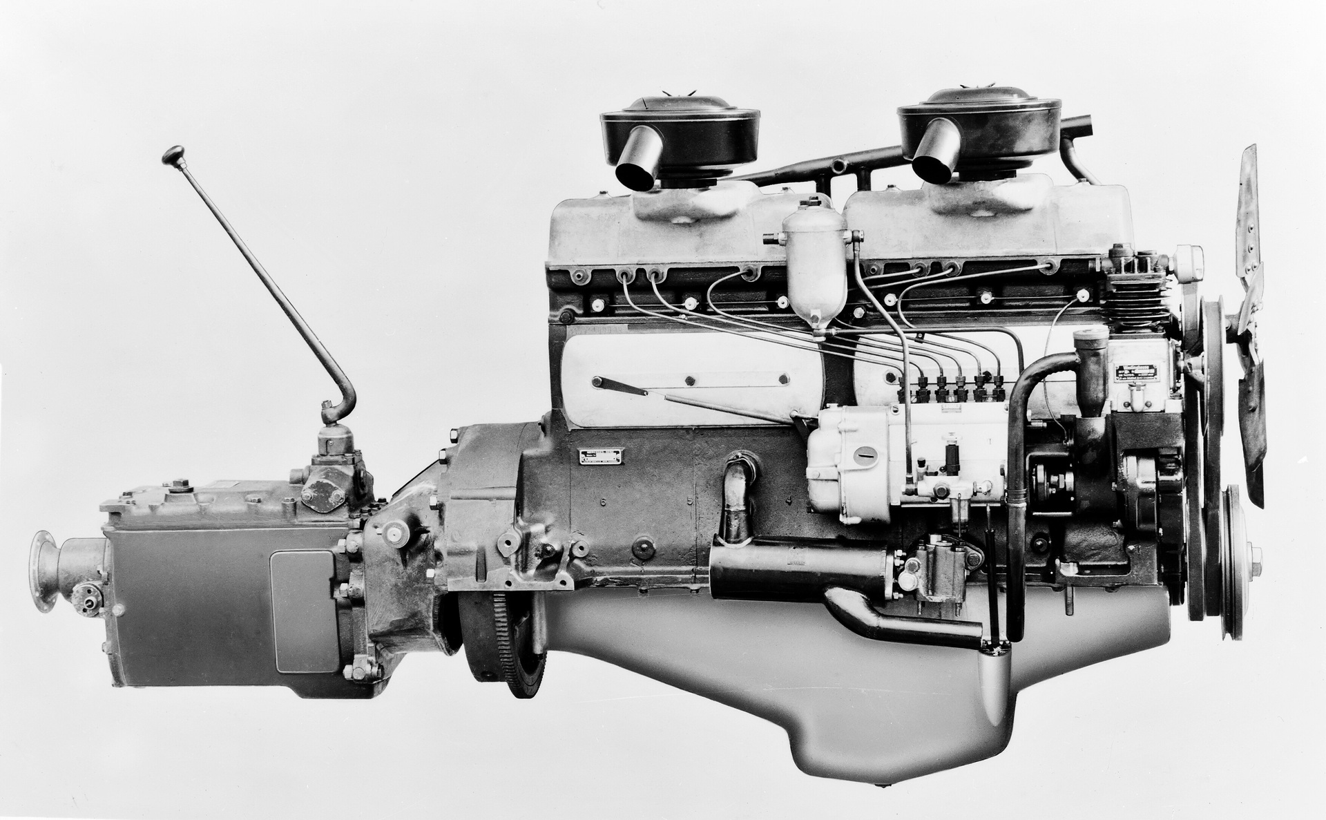 Mercedes-Benz Sechszylinderdieselmotor OM 315 für die Schwerlastwagen der Baureihe 304. Foto aus dem Jahr 1950. (Fotosignatur der Mercedes-Benz Archive: 49470) Vor 70 Jahren: Premiere des Schwerlastwagens Mercedes-Benz L 6600 und Omnibus O 6600