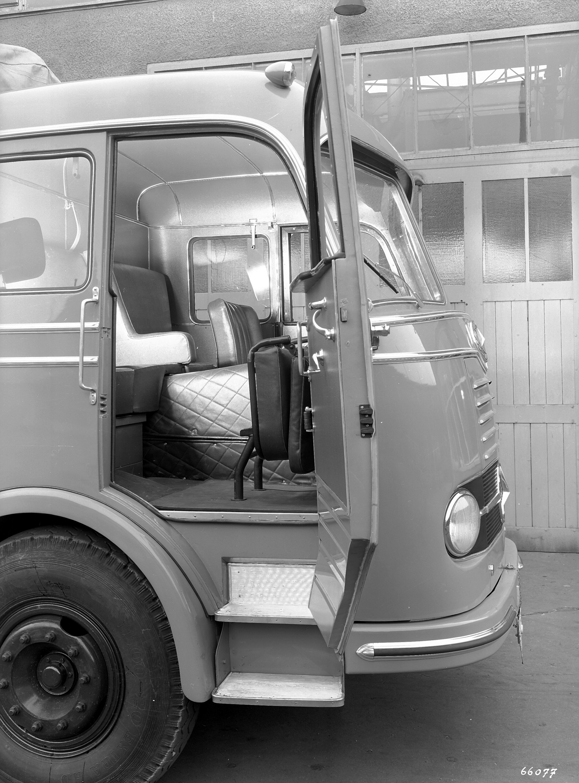 Mercedes-Benz LP 315, Frontlenkerlastwagen der Baureihe 304 für den Fernverkehr. Foto des Fahrerhauses mit Interieur aus dem Jahr 1955. (Fotosignatur der Mercedes-Benz Archive: 66077) Vor 70 Jahren: Premiere des Schwerlastwagens Mercedes-Benz L 6600 und Omnibus O 6600